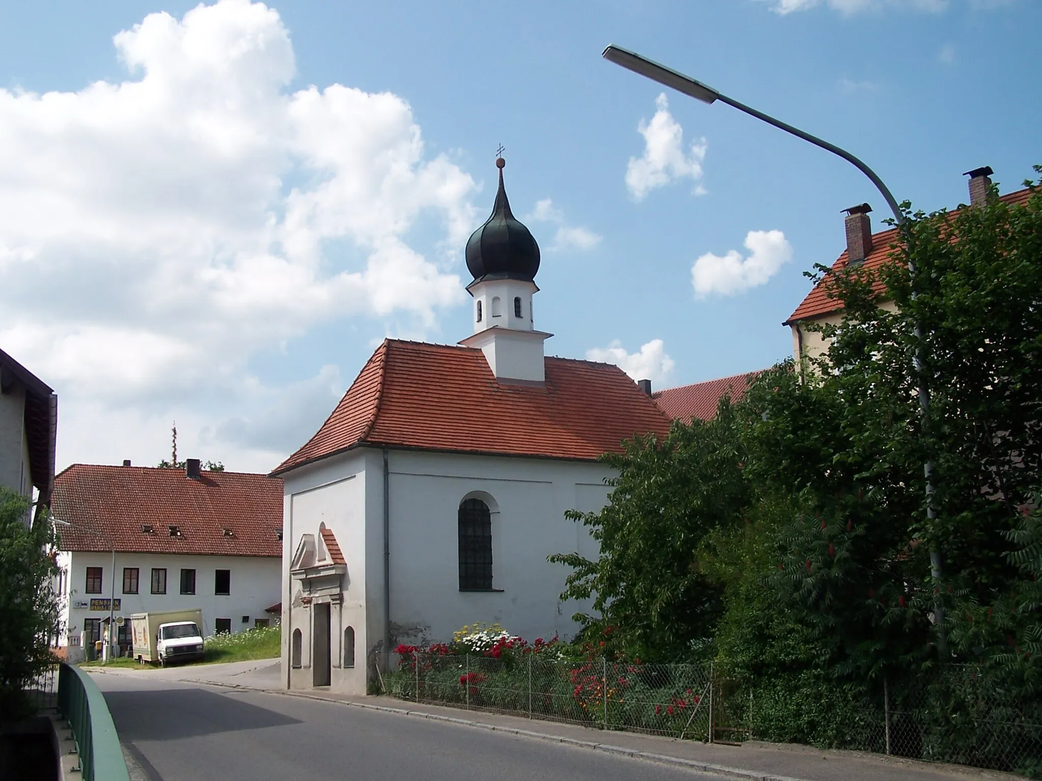 Photo showing: Hohenthann, Weihenstephan. Schlosskapelle St. Sebastian, kleiner Bau des 17. Jahrhunderts; mit Ausstattung; nördlich vom Schloss an der Straße.