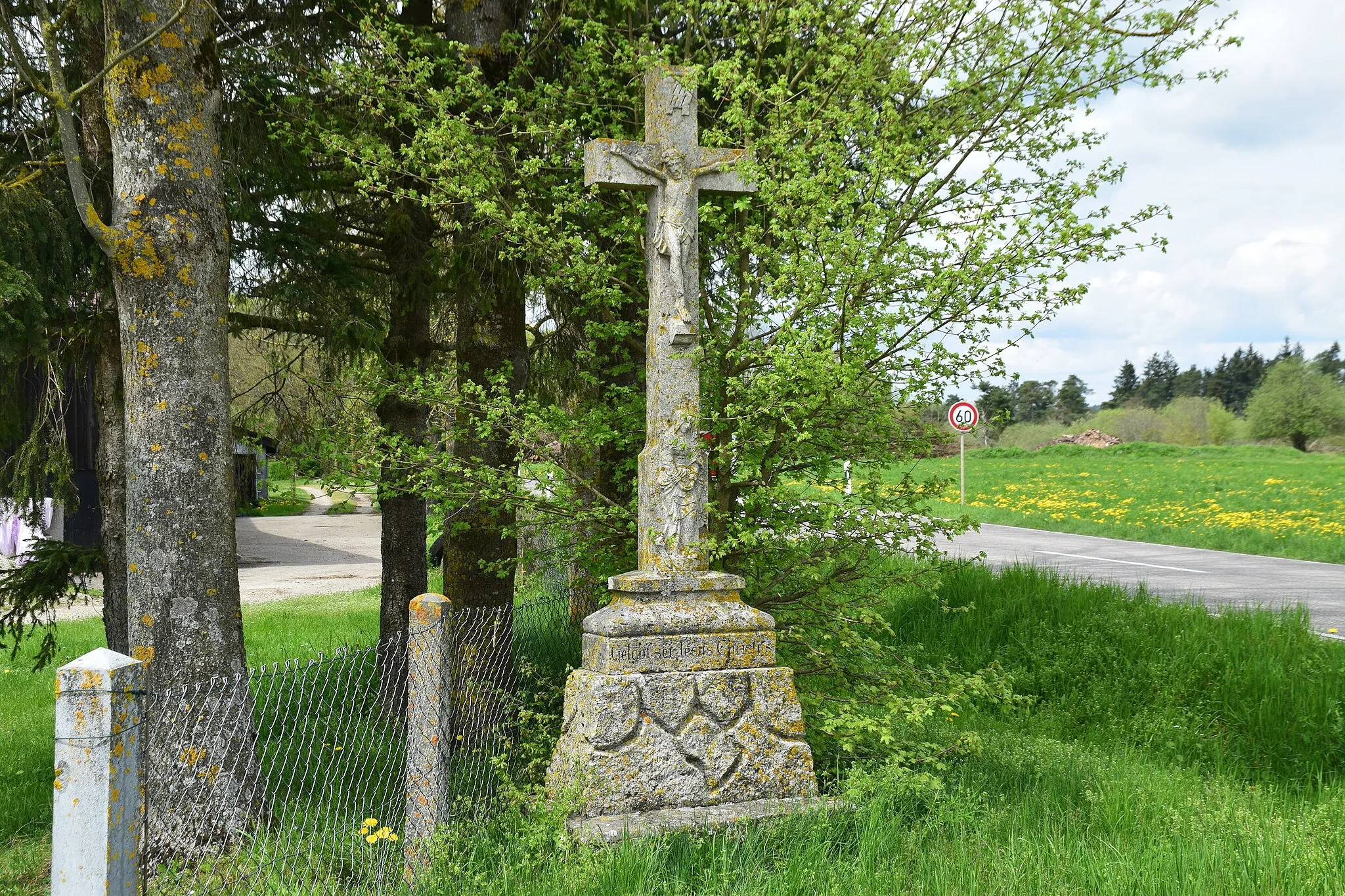 Photo showing: Steinkreuz, Kreuz mit Christus im Dreinageltypus auf konischem Sockel und Basis, Sockelinschrift Rückseite "28.7.1933 Familie Grad"