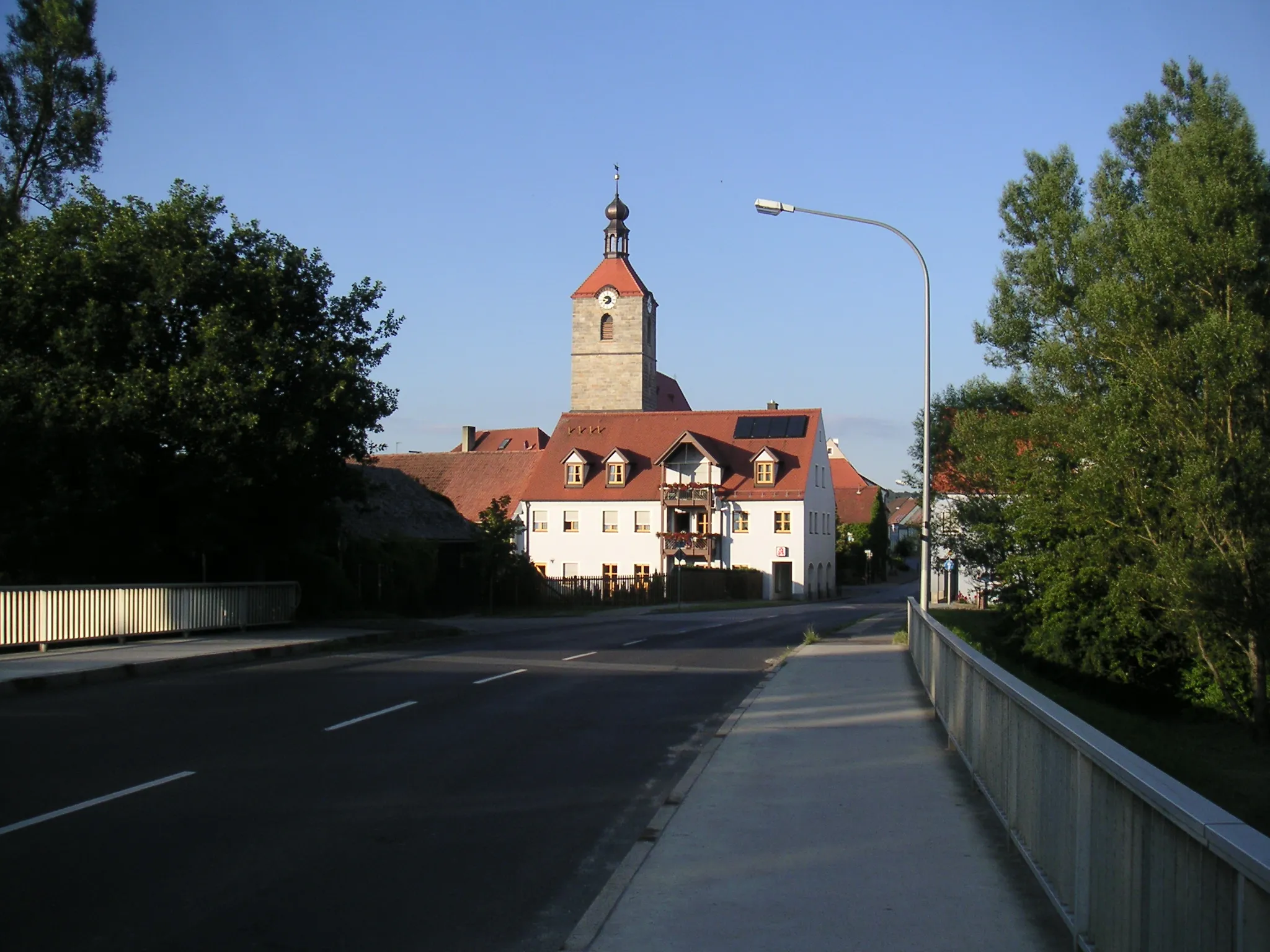 Photo showing: Ortseinfahrt Hahnbach, auf der B14 von Westen kommend. Blick auf die Kirche