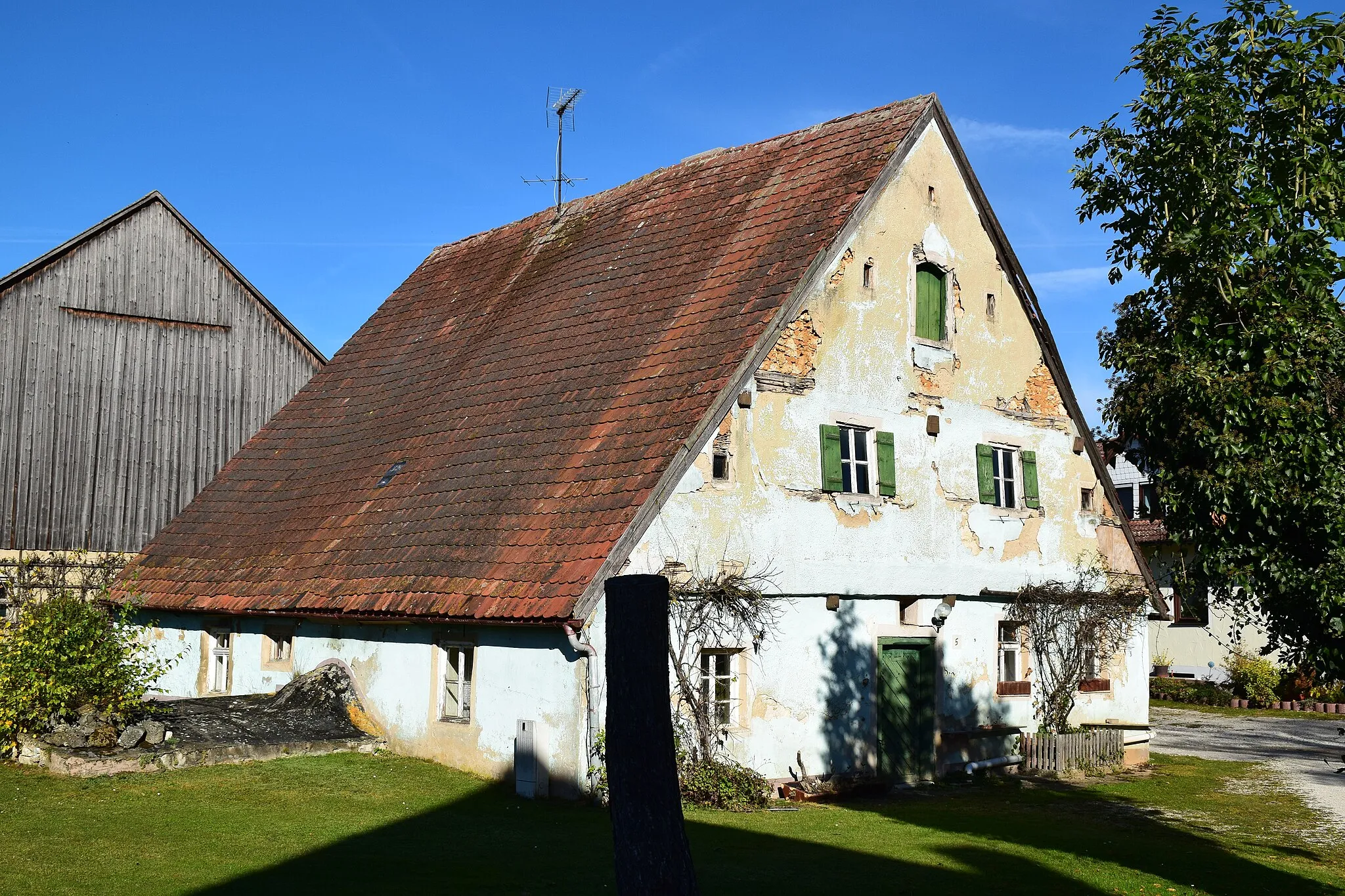 Photo showing: eingeschossiger und giebelständiger Steuildachbau mit verputztem Fachwerkgiebel und Erdkeller