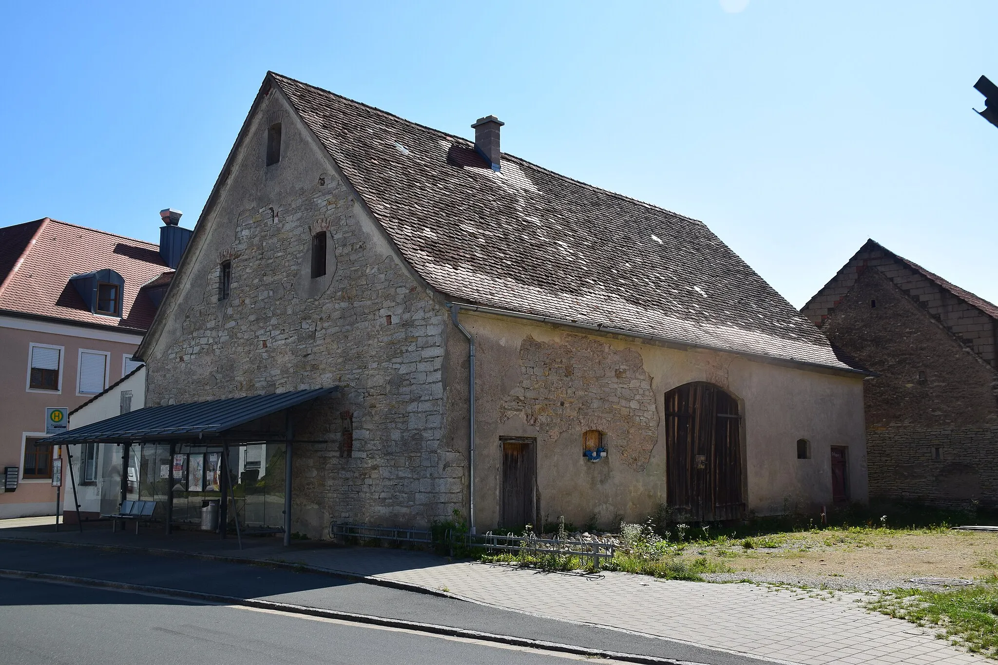 Photo showing: traufständiger Satteldachbau aus Bruchstein- und Quadermauerwerk