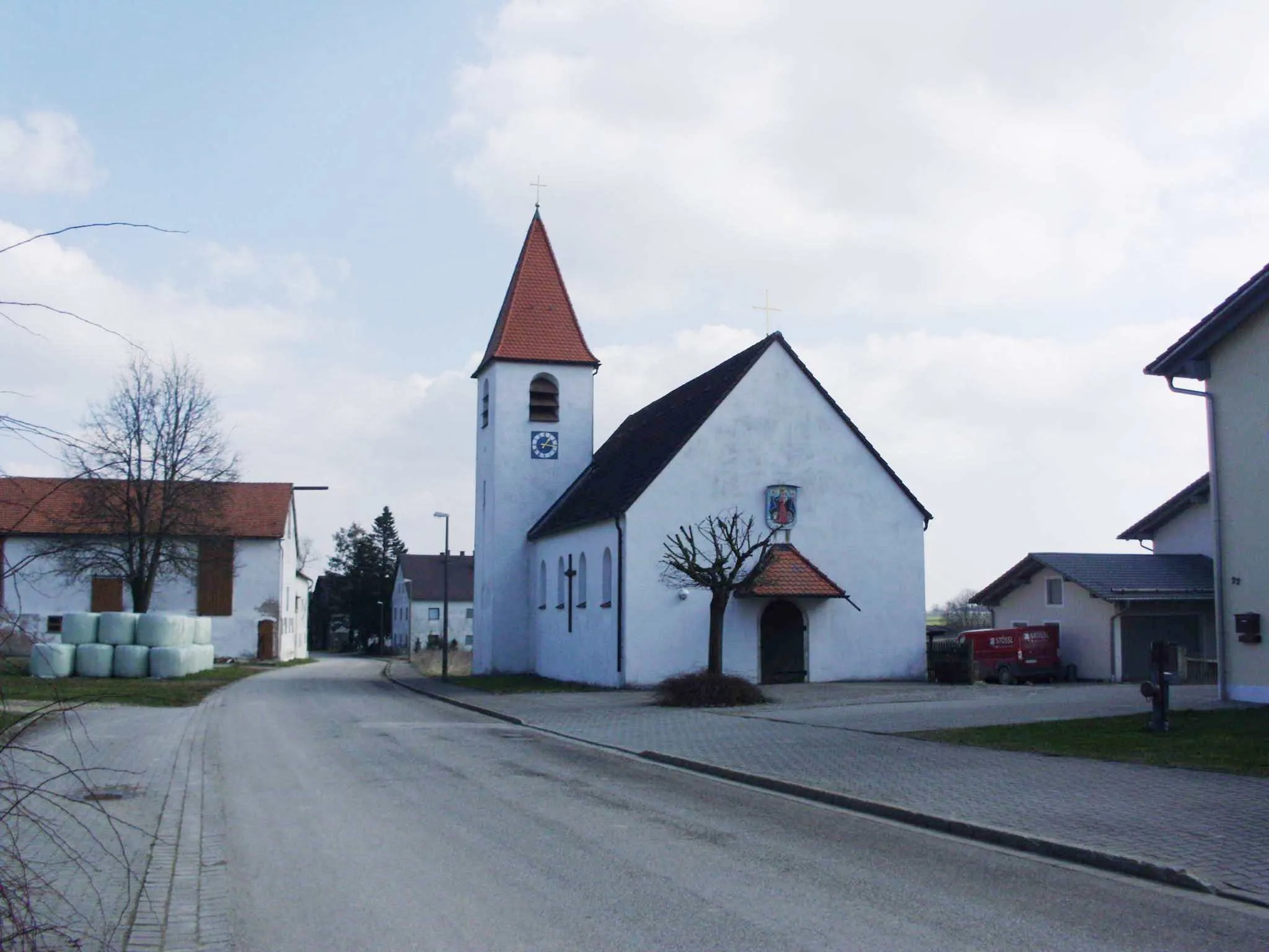 Photo showing: Langensallach, Gemeinde Schernfeld im Landkreis Eichstätt (Bayern), Dorfkirche "Maria, Dreimal Wunderbare Mutter", 1949, Architekt: Friedrich Haindl, München