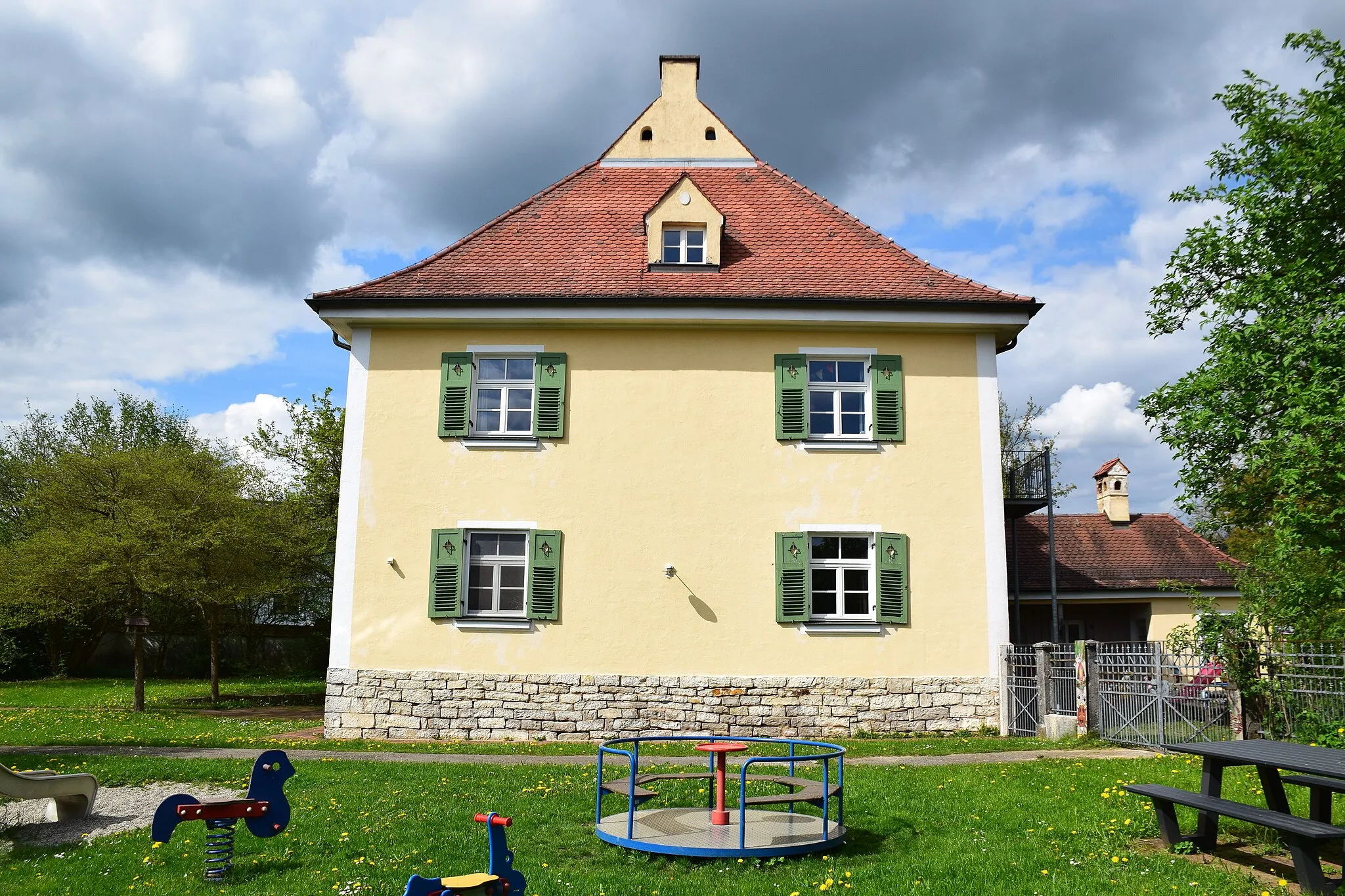 Photo showing: zweigeschossiger Walmdachbau mit Quadersockel und Putzverzierungen