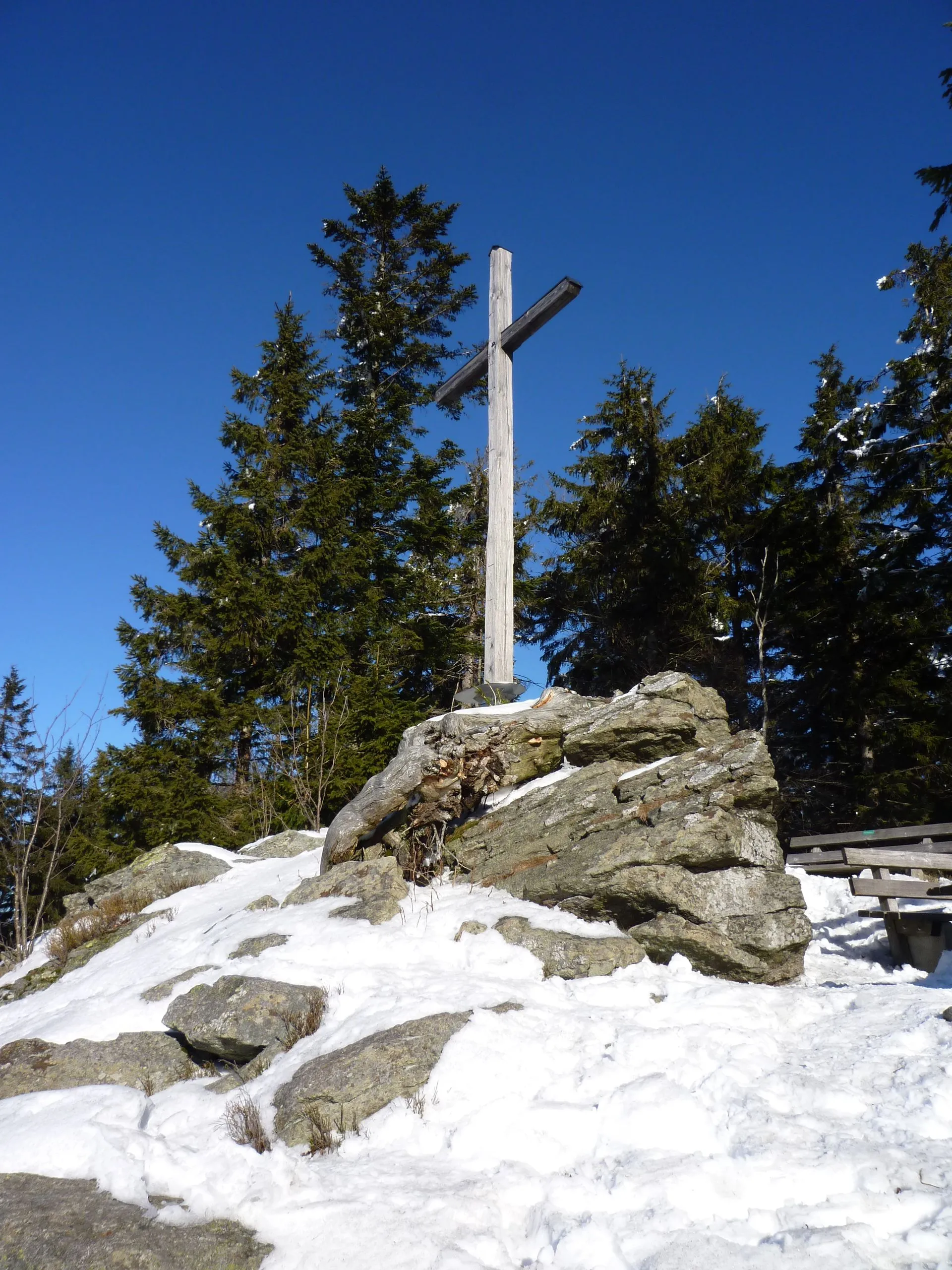 Photo showing: Gipfelkreuz auf dem 1056 m hohen Knogl.
Der Knogl ist der höchste Berg im Gemeindegebiet von Sankt Englmar.