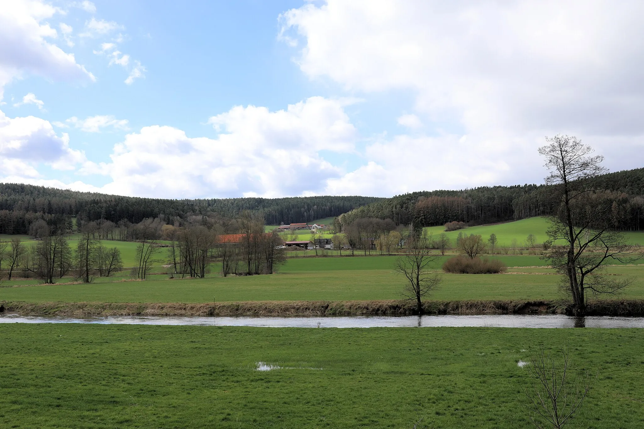Photo showing: Fluss Schwarzach (Vordergrund), Unterkonhof (Bildmitte) und im Hintergrund Marklhof, Gemeinde Altendorf, Landkreis Schwandorf, Oberpfalz, Bayern