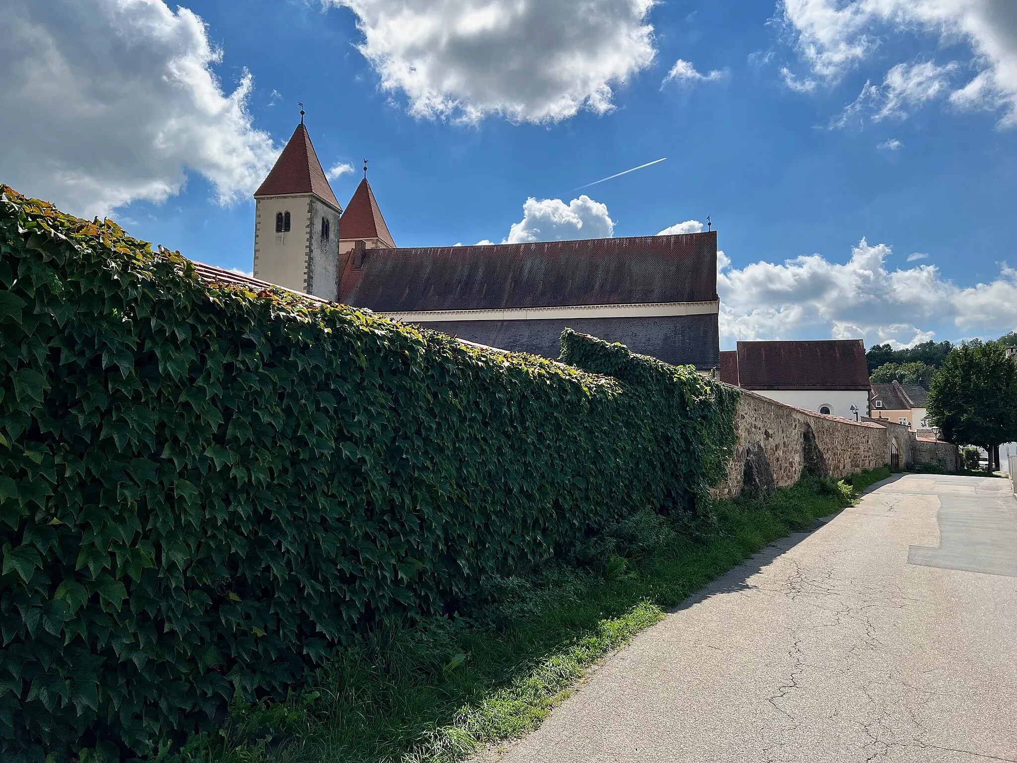 Photo showing: Cham, Friedhofsmauer Pfarrer-Biendl-Straße 4 in Cham (Oberpfalz).