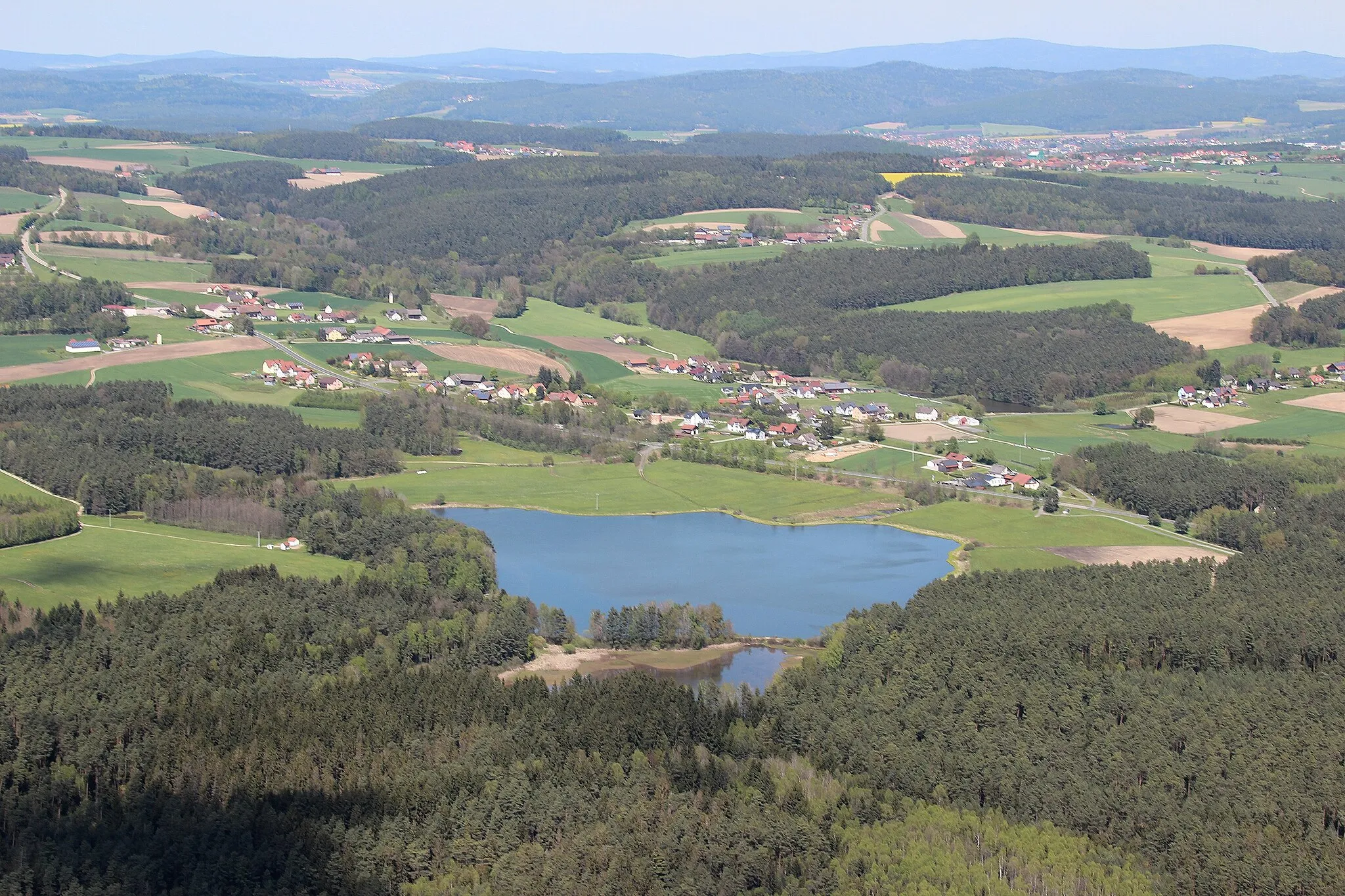 Photo showing: Erzhäuser, Bildmitte: Großer Reichertweiher; Gemeinde Bodenwöhr, Landkreis Schwandorf, Oberpfalz, Bayern