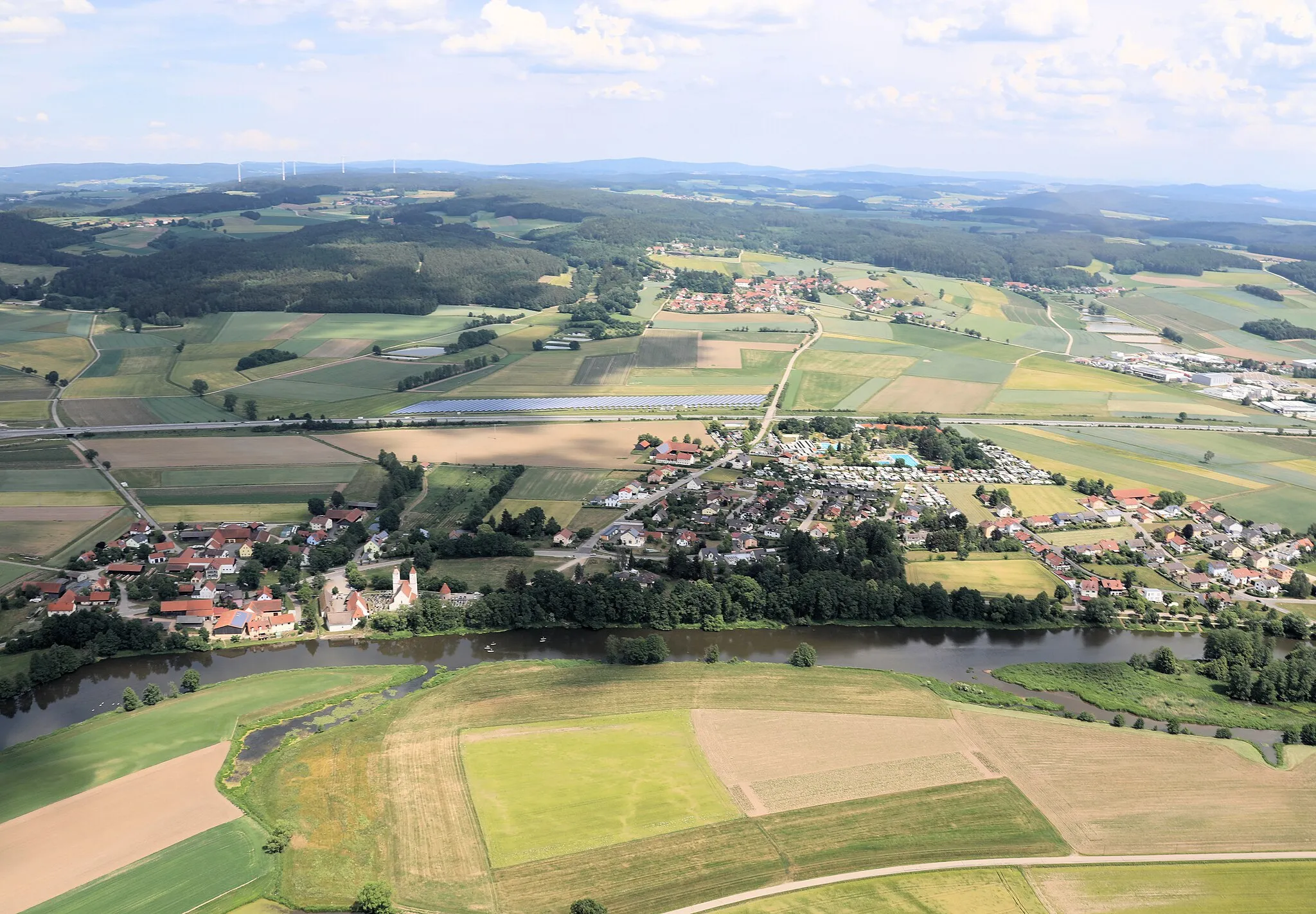 Photo showing: Perschen am Fluss Naab, im Hintergrund (Bildmitte) Neusath mit dem Oberpfälzer Freilandmuseum: Landkreis Schwandorf, Oberpfalz, Bayern