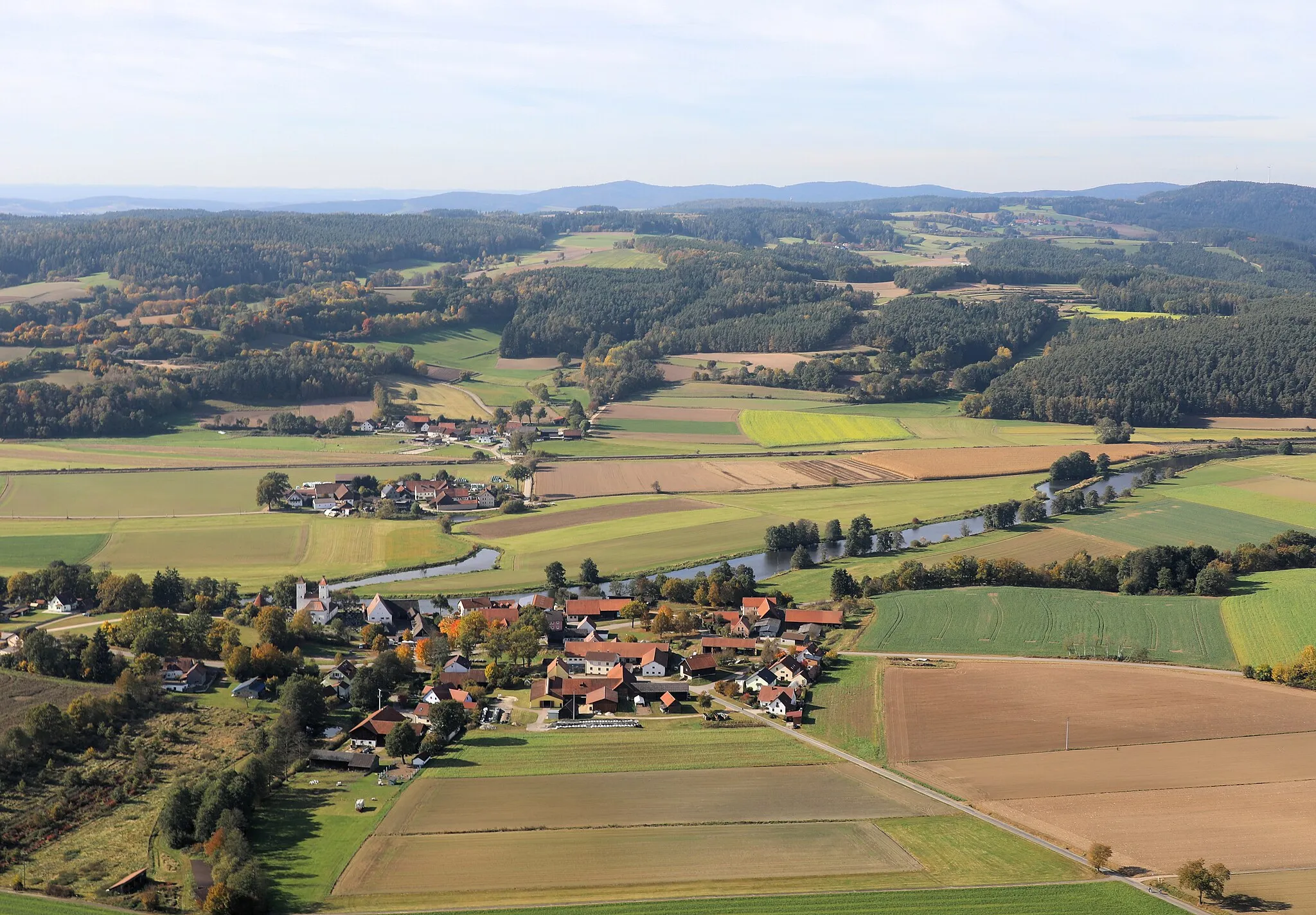 Photo showing: Perschen am Fluss Naab (Bildmitte) und die Ortschaft Haindorf (im Hintergrund): Landkreis Schwandorf, Oberpfalz, Bayern