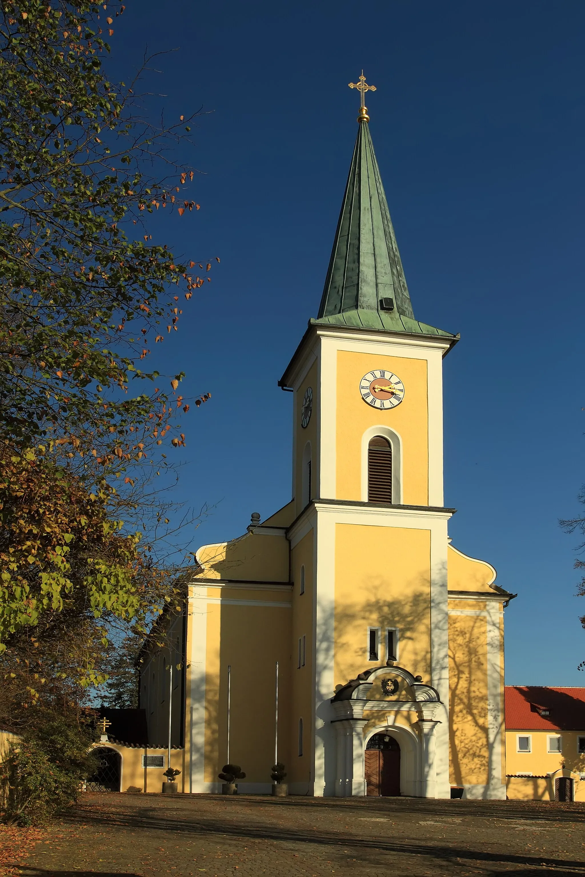 Photo showing: Front view of the Miesbergkirche in Schwarzenfeld, Germany, Bavaria.
You see the western front of with the church spire and the main entrance. On the left side you see the entrance to the cemetary and to the rght, the monastery connects.