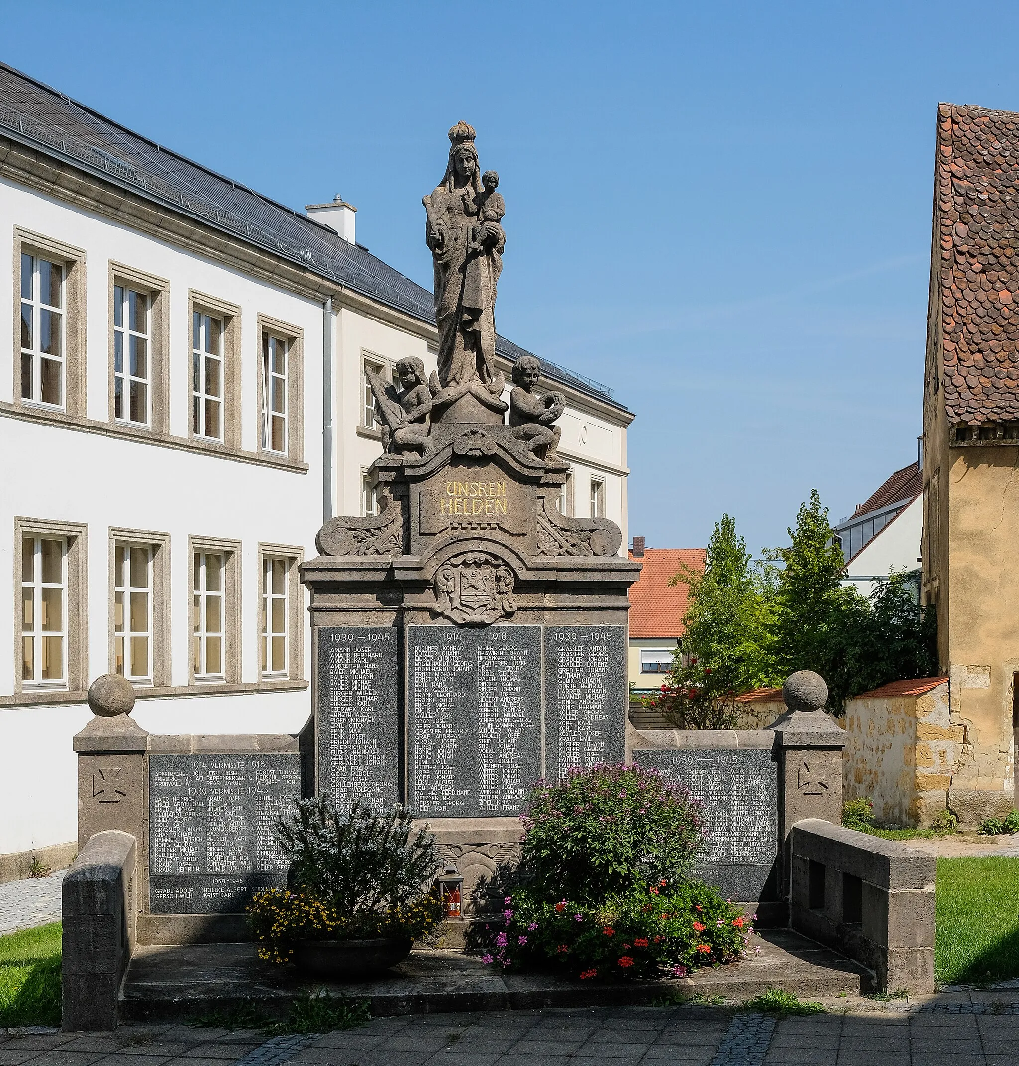 Photo showing: War memorial, Vilseck, district Amberg-Sulzbach, Bavaria, Germany