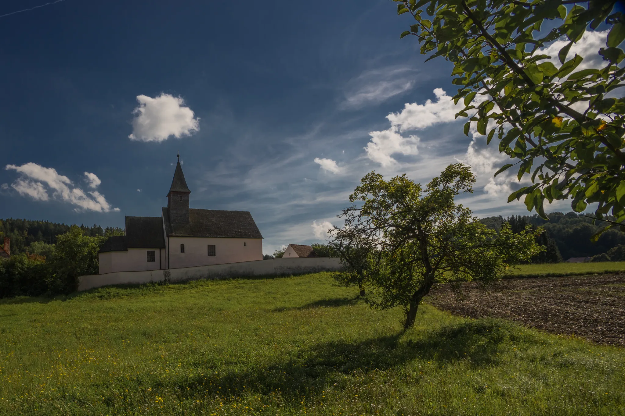 Photo showing: Katholische Filialkirche St. Martin in Alling mit Friedhofsmauer