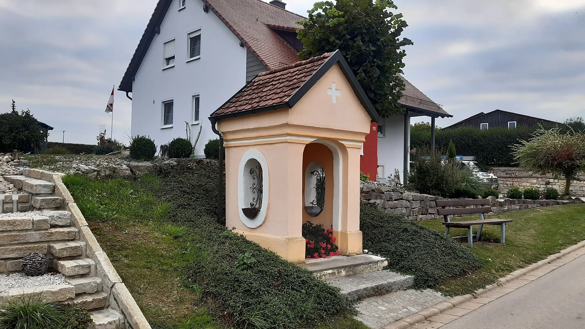 Photo showing: gemauerte Wegkapelle mit Staue der Maria mit dem Jesuskind