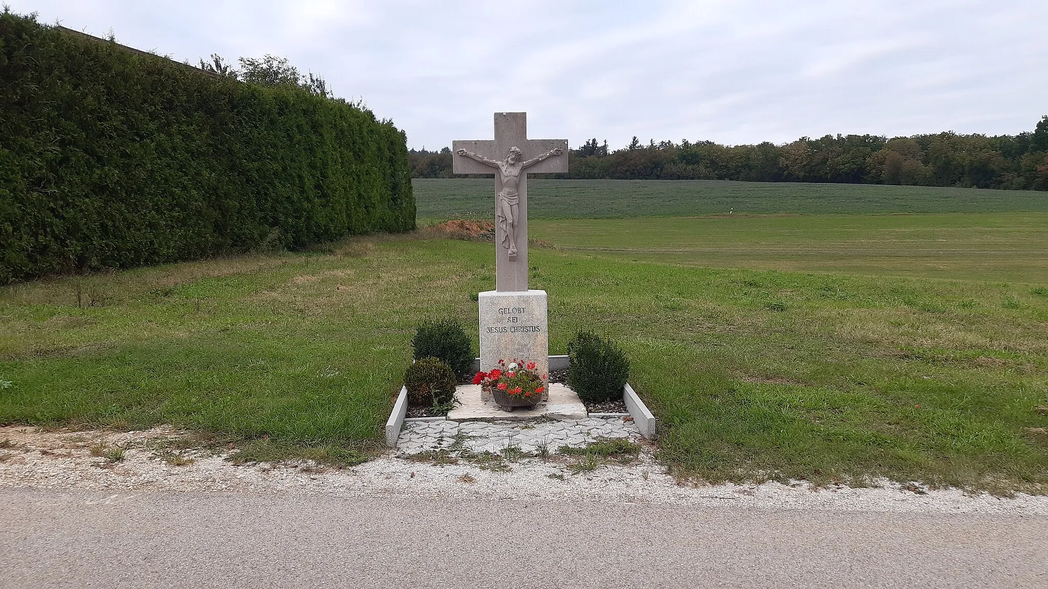 Photo showing: Steinkreuz mit Christusfigur und Inschrift "Gelobt sei Jesus Christus"