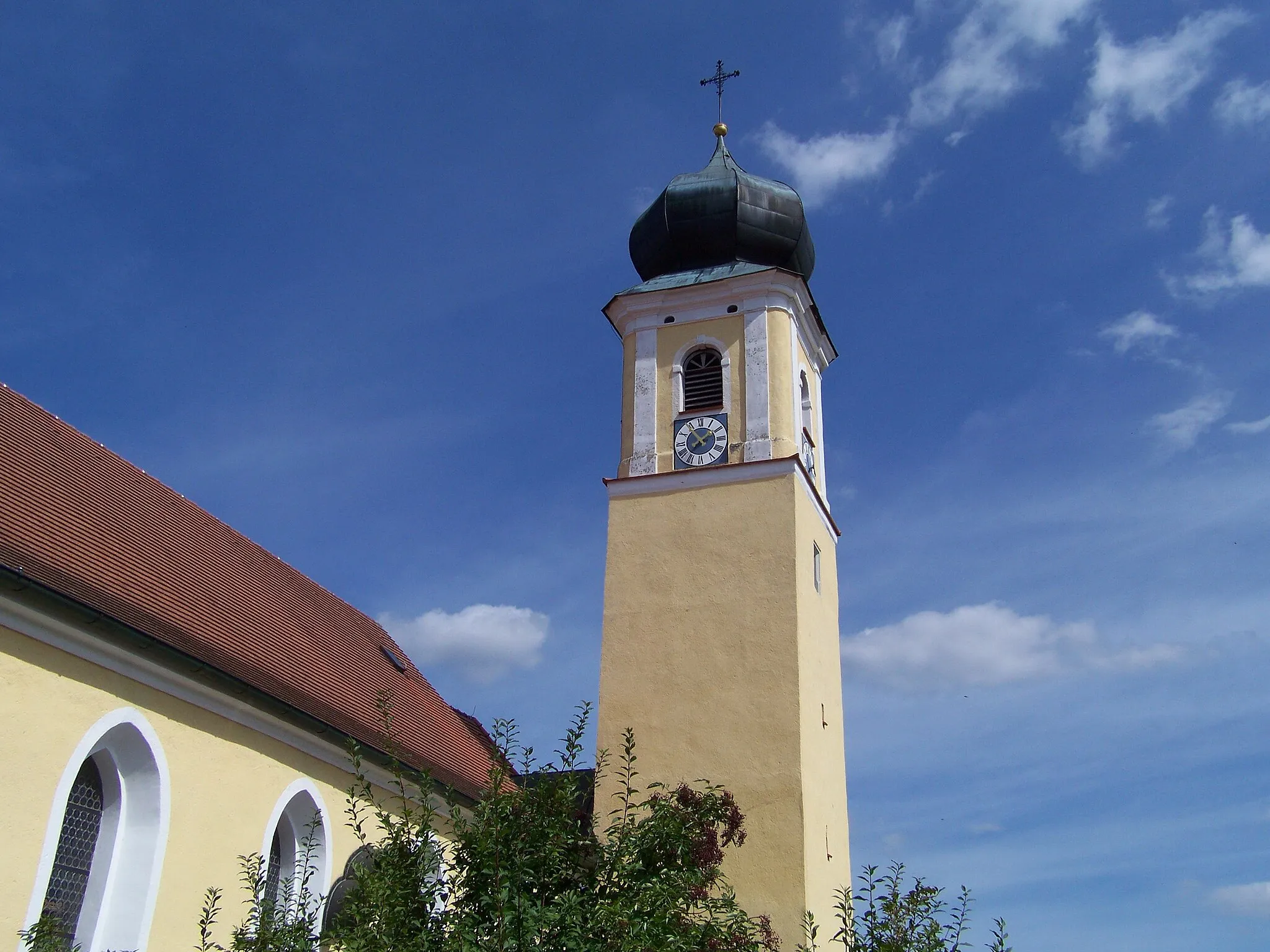 Photo showing: Mallersdorf-Pfaffenberg. Upfkofen 216. Katholische Filialkirche St. Martin. Quadratisches Turmuntergeschoss aus spätgotischer Zeit. Barockes Obergeschoss mit abgerundeten Ecken. Reich profiliertes Schlussgesims mit Kuppel.