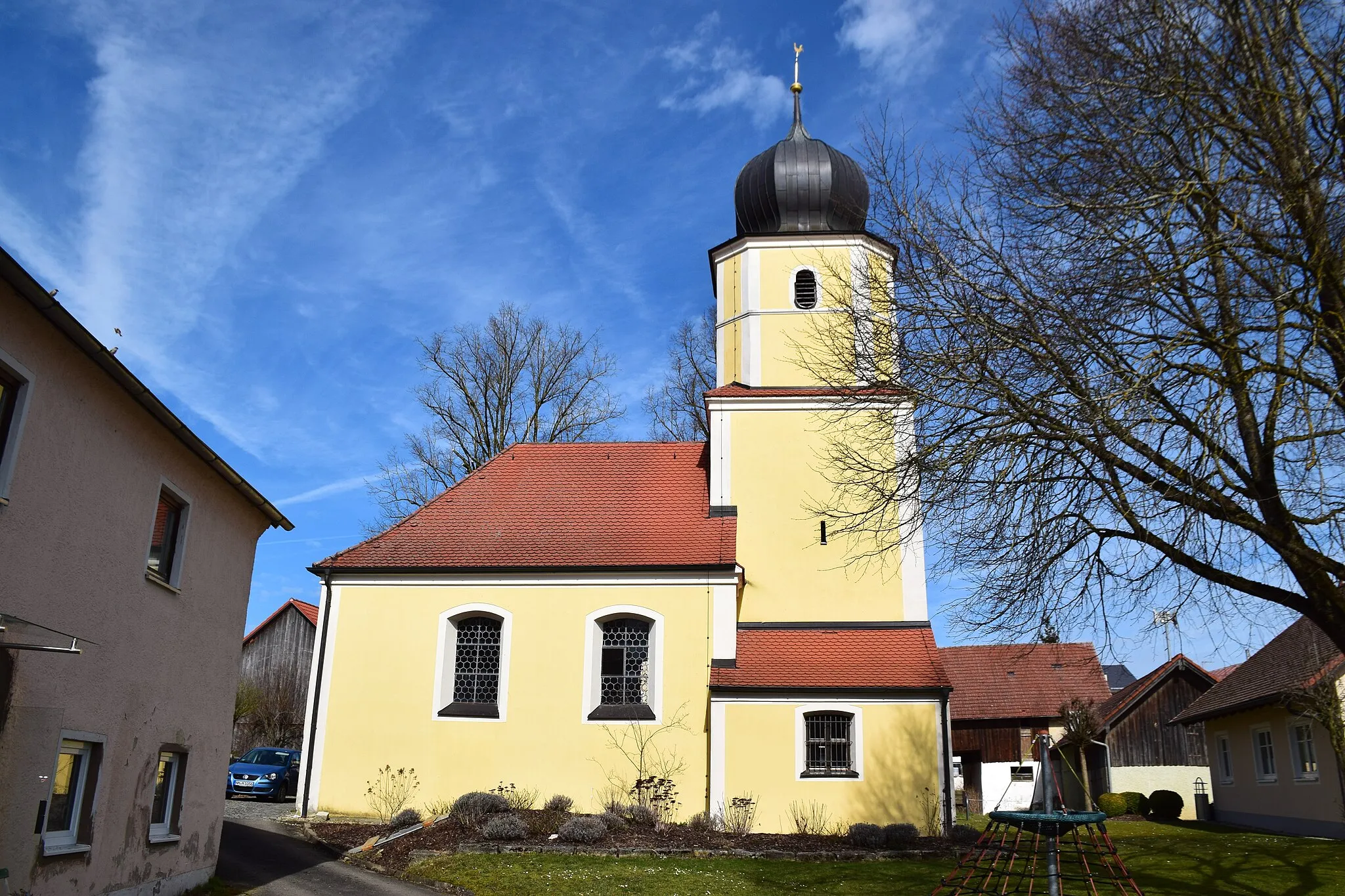 Photo showing: Saalbau mit Chorturm, Walmdach und Zwiebelhaube