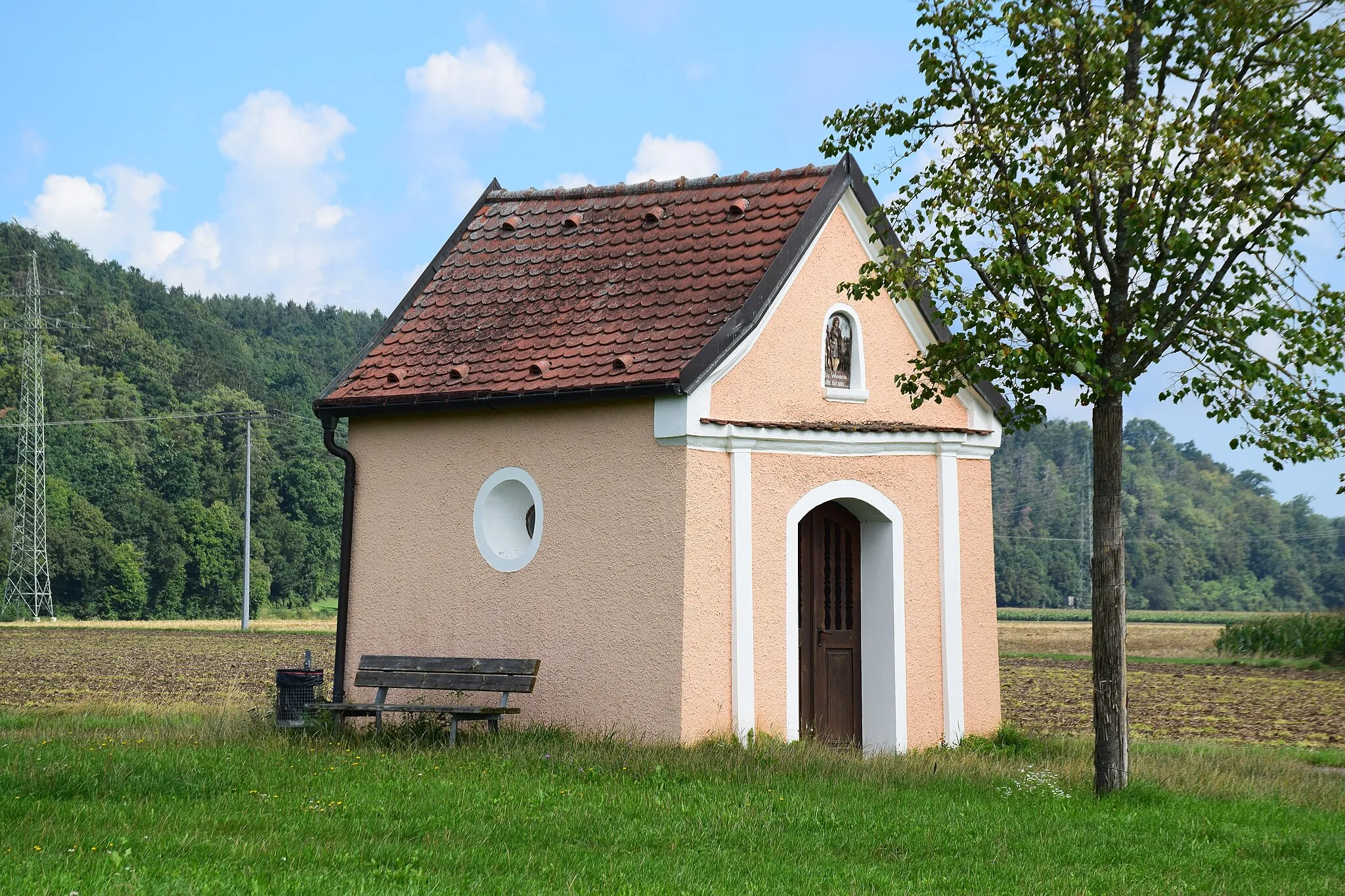 Photo showing: kleiner Satteldachbau mit Tonnengewölbe und Stichkappen, Putzfassade mit Pilaster- und Gesimsgliederung