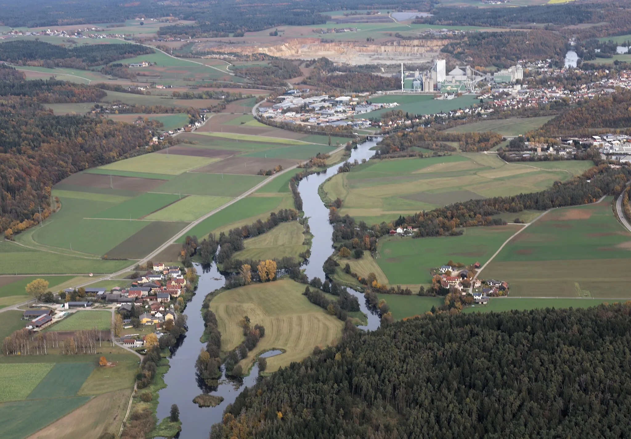 Photo showing: Mossendorf (links), Greinhof (rechts), dazwischen der Fluss Naab, im Hintergrund Burglengenfels (oberer Bildrand); Mossendorf, Greinhof, Stadt Burglengenfeld, Landkreis Schwandorf, Oberpfalz, Bayern
