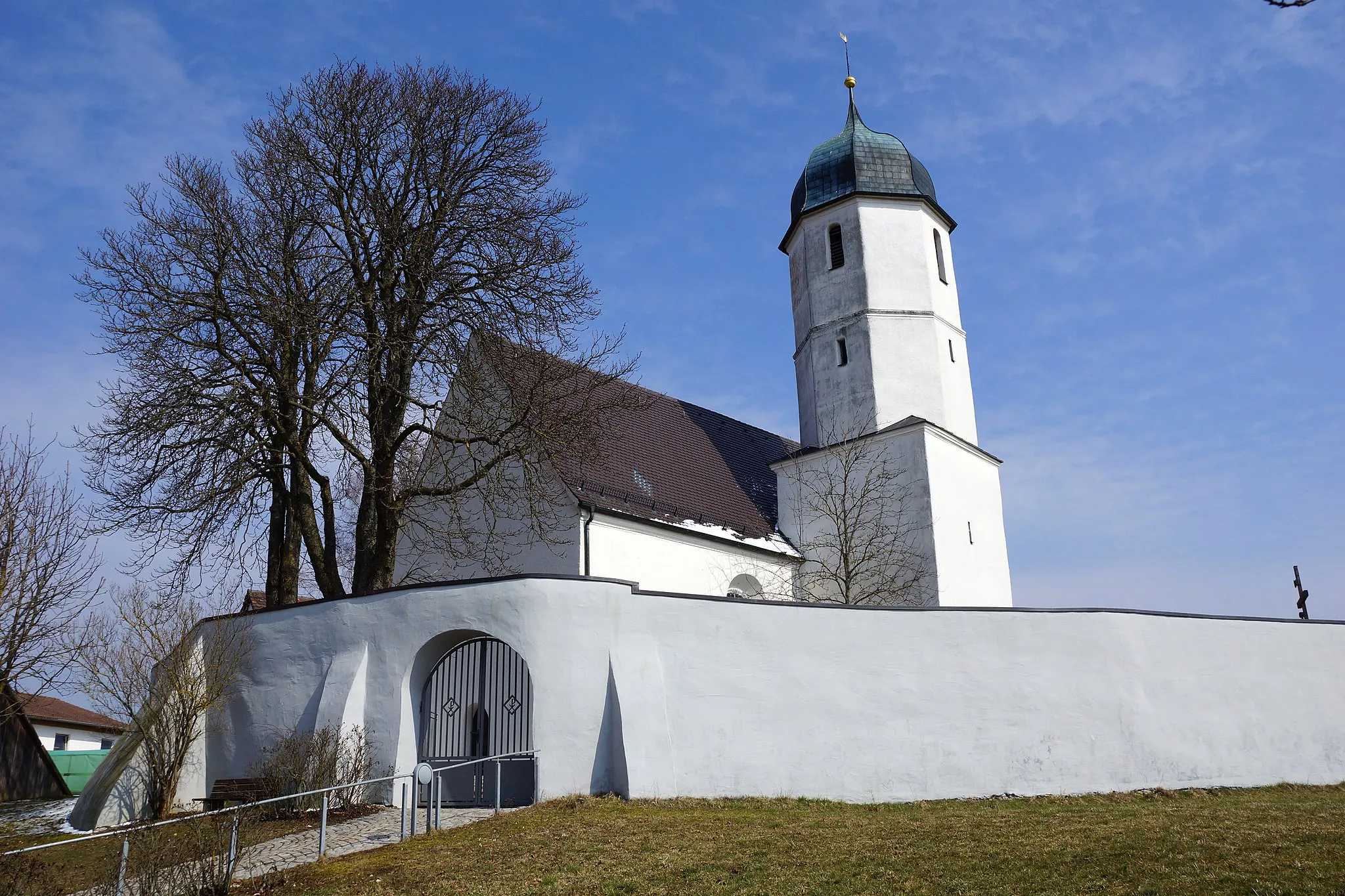 Photo showing: Die katholische Filialkirche St. Leonhard in Waldhausen, Ortsteil der Gemeinde Seubersdorf in der Oberpfalz: