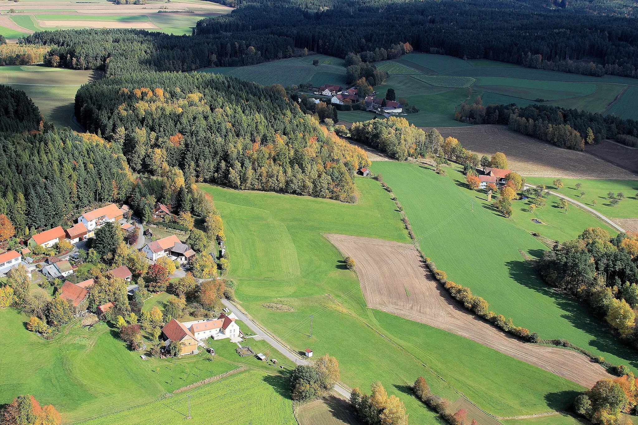Photo showing: Forsthof (links), Trad (Bildmitte rechts), Windhals (Bildmitte oben); Markt Winklarn, Landkreis Schwandorf, Oberpfalz, Bayern
