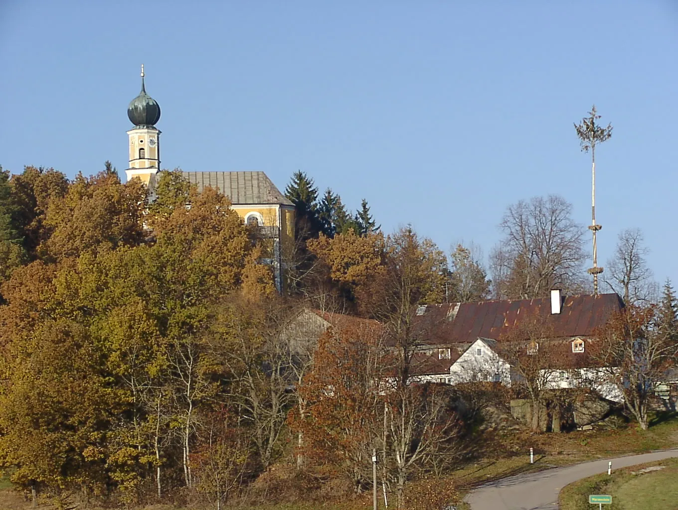Photo showing: Filialkirche und Wirtshaus