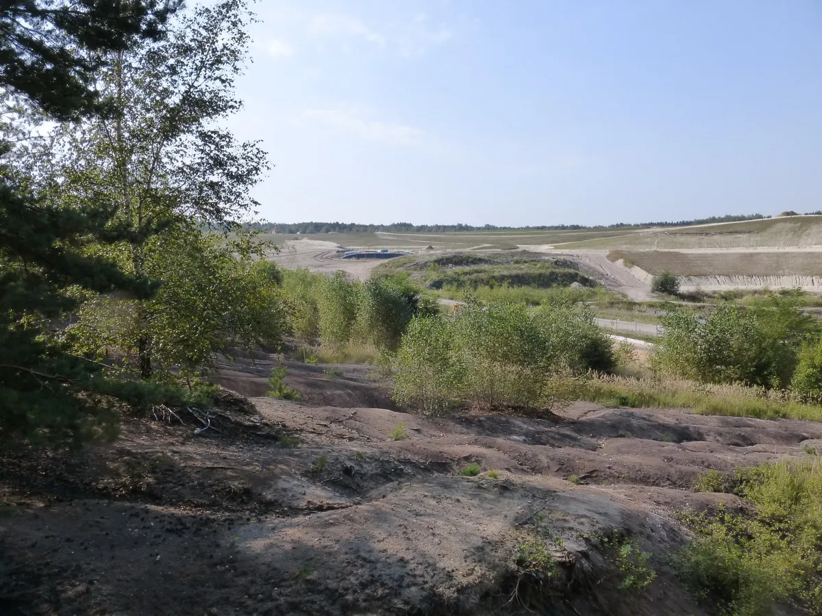 Photo showing: Lignite seams near Wackersdorf, Bavaria, Germany