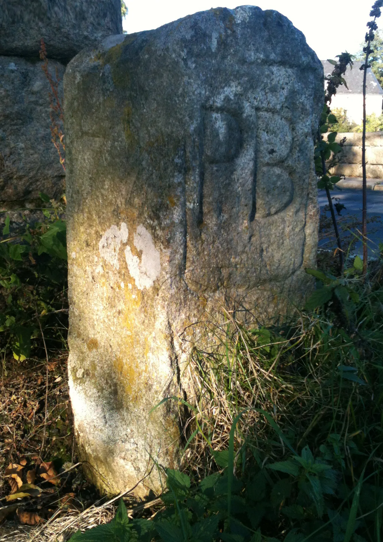 Photo showing: Grenzstein an der Feisnitzbachbrücke in Heiligenfurth. Wohl aus dem 18. Jahrhundert