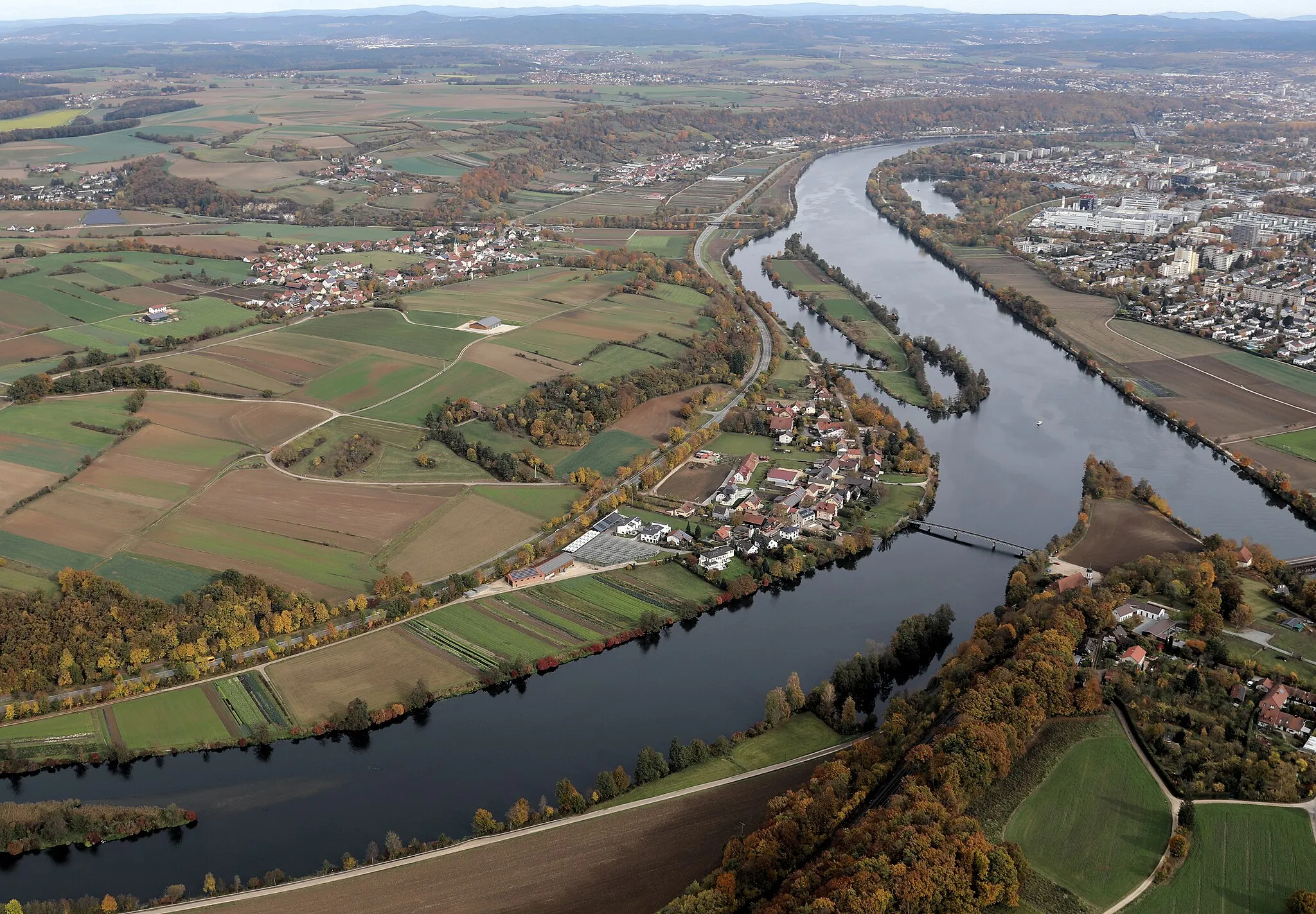 Photo showing: Die Naab (linker Bildrand) mündet in die Donau: Mariaort (Bildmitte unten), Regensburg (rechts), Kneiting (Bildmitte links), Gemeinde Pettendorf, Landkreis Regensburg, Oberpfalz, Bayern