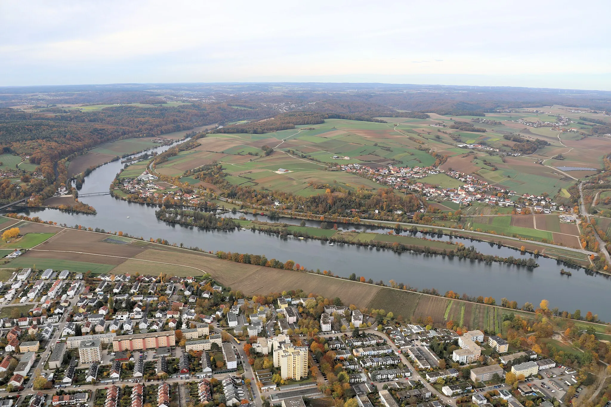 Photo showing: Der Fluss Naab (links) mündet in die Donau. Prüfening (unterer Bildrand), Mariaort (Bildmitte links), Kneiting (Bildmitte rechts); Regensburg, Oberpfalz, Bayern