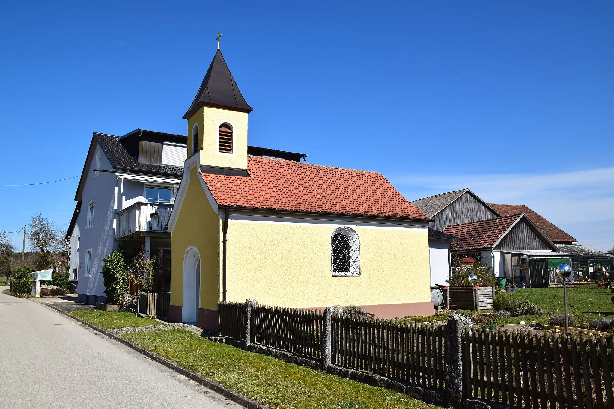 Photo showing: Saalbau mit Satteldach über rechteckigem Grundriss, Dachreiter mit Spitzhelm