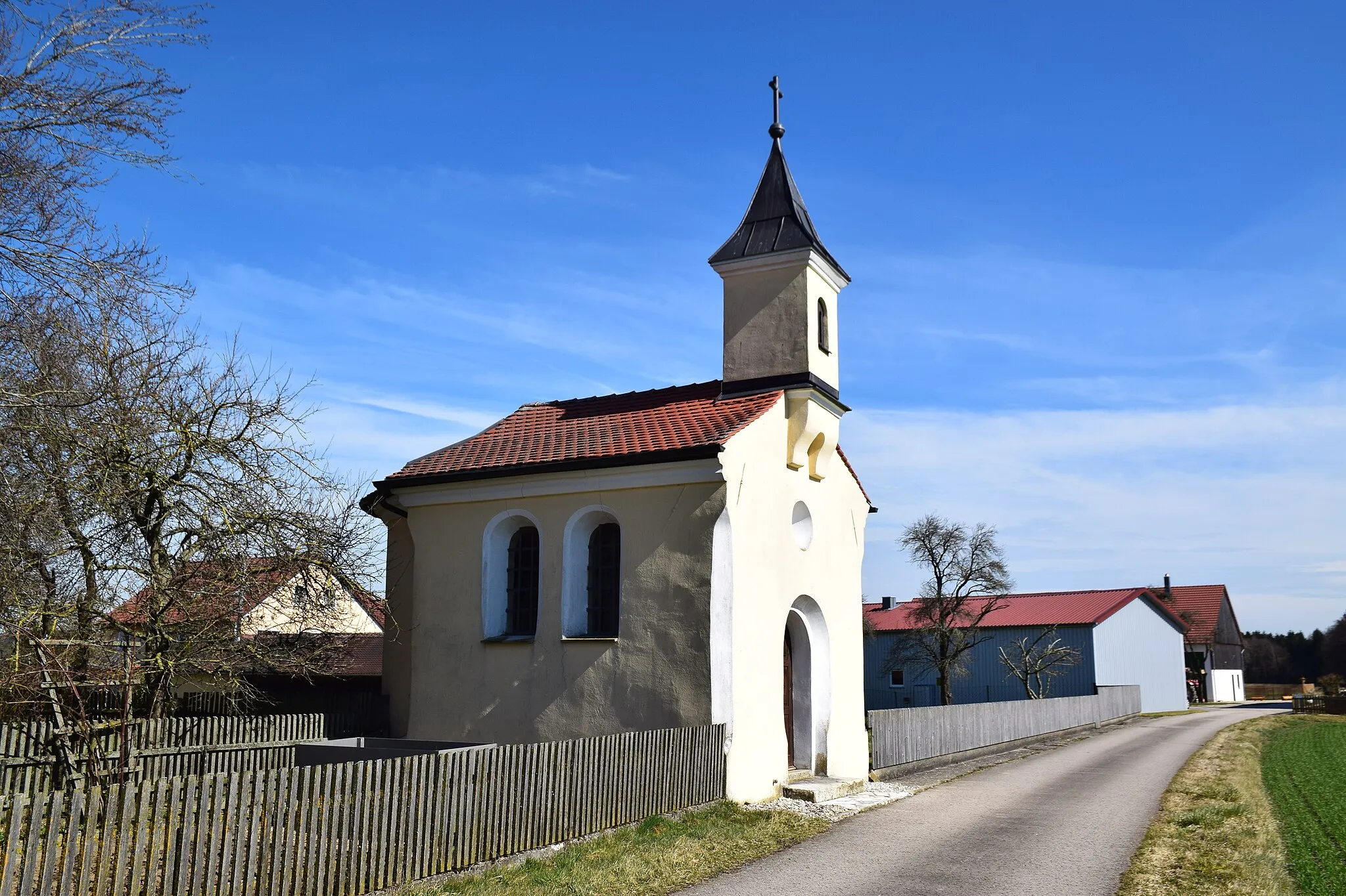 Photo showing: Saalbau mit Flachsatteldach und eingezogener, halbrunder Chorapsis, Giebelreiter mit Spitzhelm