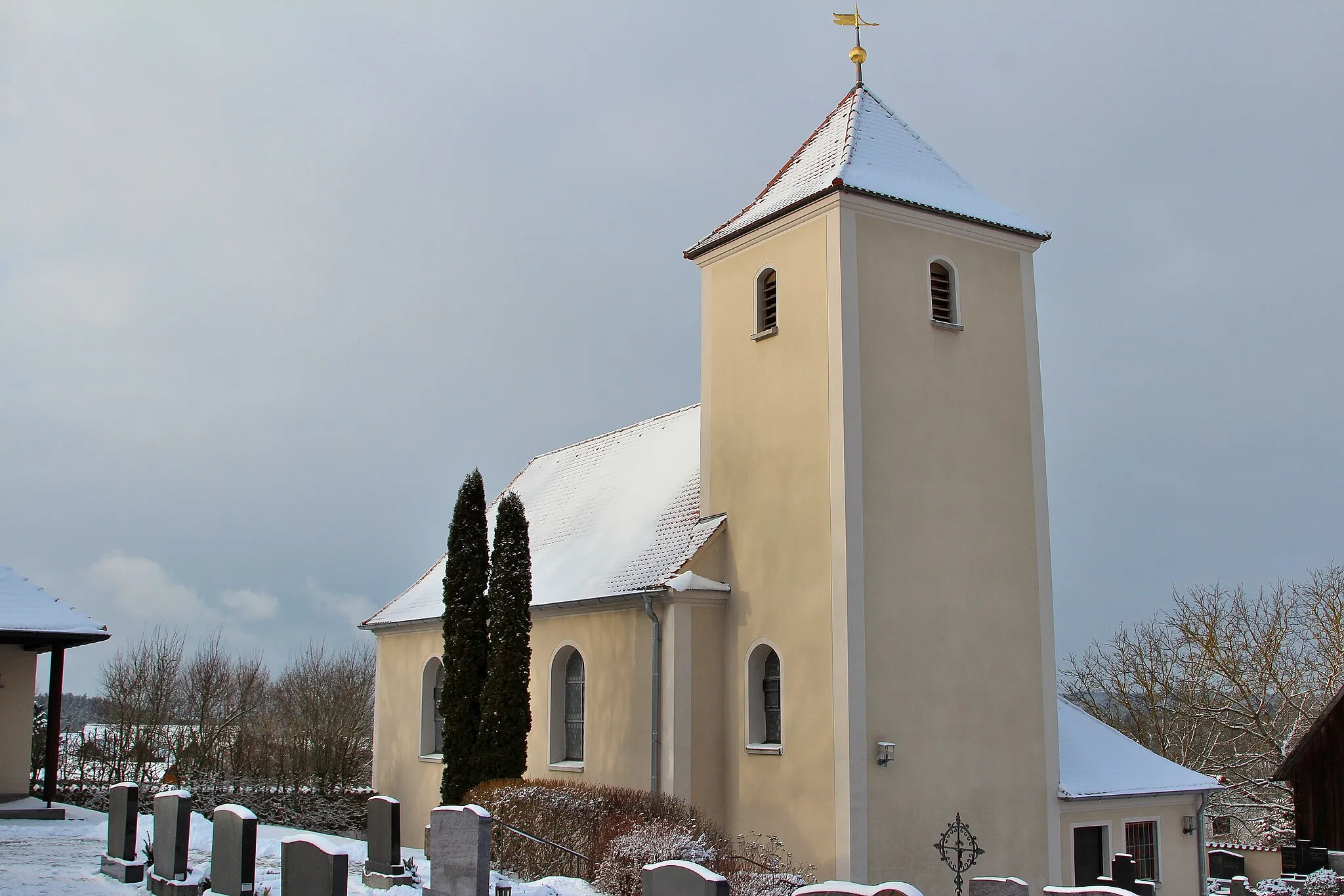 Photo showing: Katholische Kirche St. Johannes Baptist in Woppenhof: Der schlichte Bau dürfte Endes des 17. Jahrhunderts entstanden sein. Über der Tür an der Nordseite der Kirche befindet sich die Jahreszahl 1730. Im Gotteshaus befinden sich ein Hochalter und zwei Seitenaltäre. Mehrere Grabsteine sind im Gebäude eingelassen. 1997 wurde das Gebäude einer Innenrenovierung unterzogen; Markt Wernberg-Köblitz, Landkreis Schwandorf, Oberpfalz, Bayern (2016)