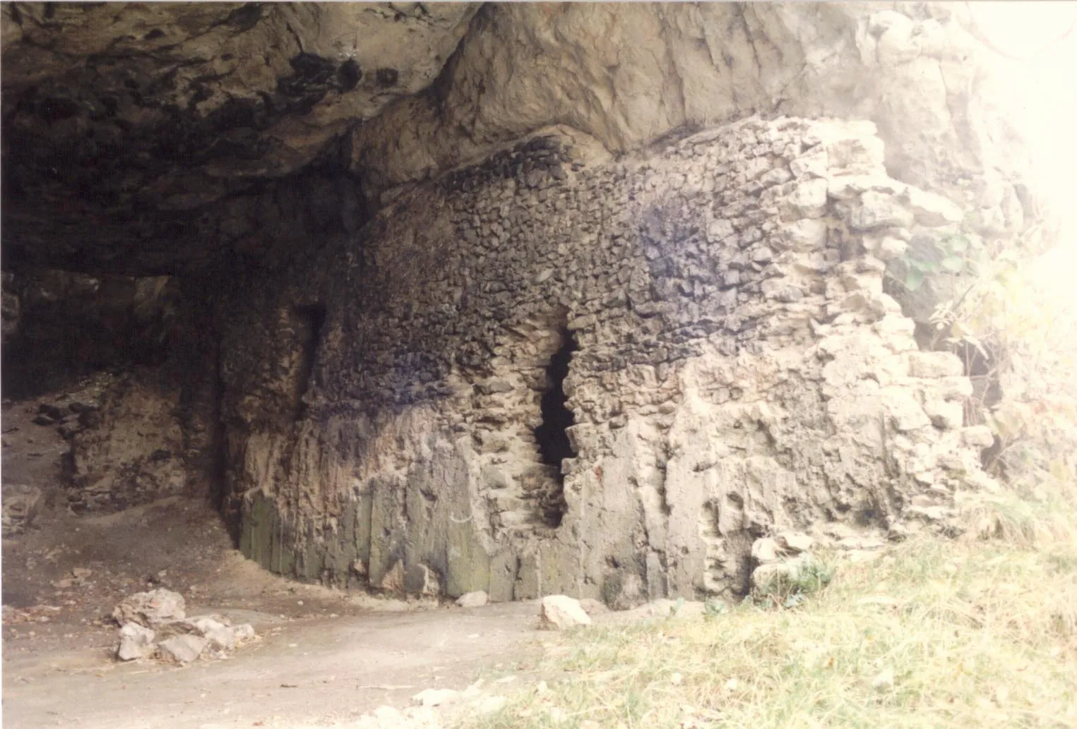 Photo showing: Burg Loch, Mauer des Wohntrakts in der Höhle