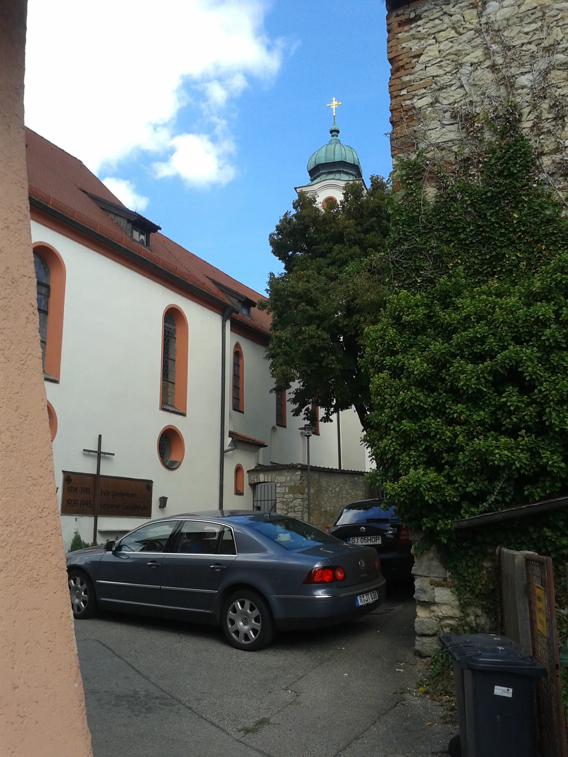 Photo showing: Straße in Sallern - Regensburg; Blick auf Mariä-Himmelfahrts-Kirche