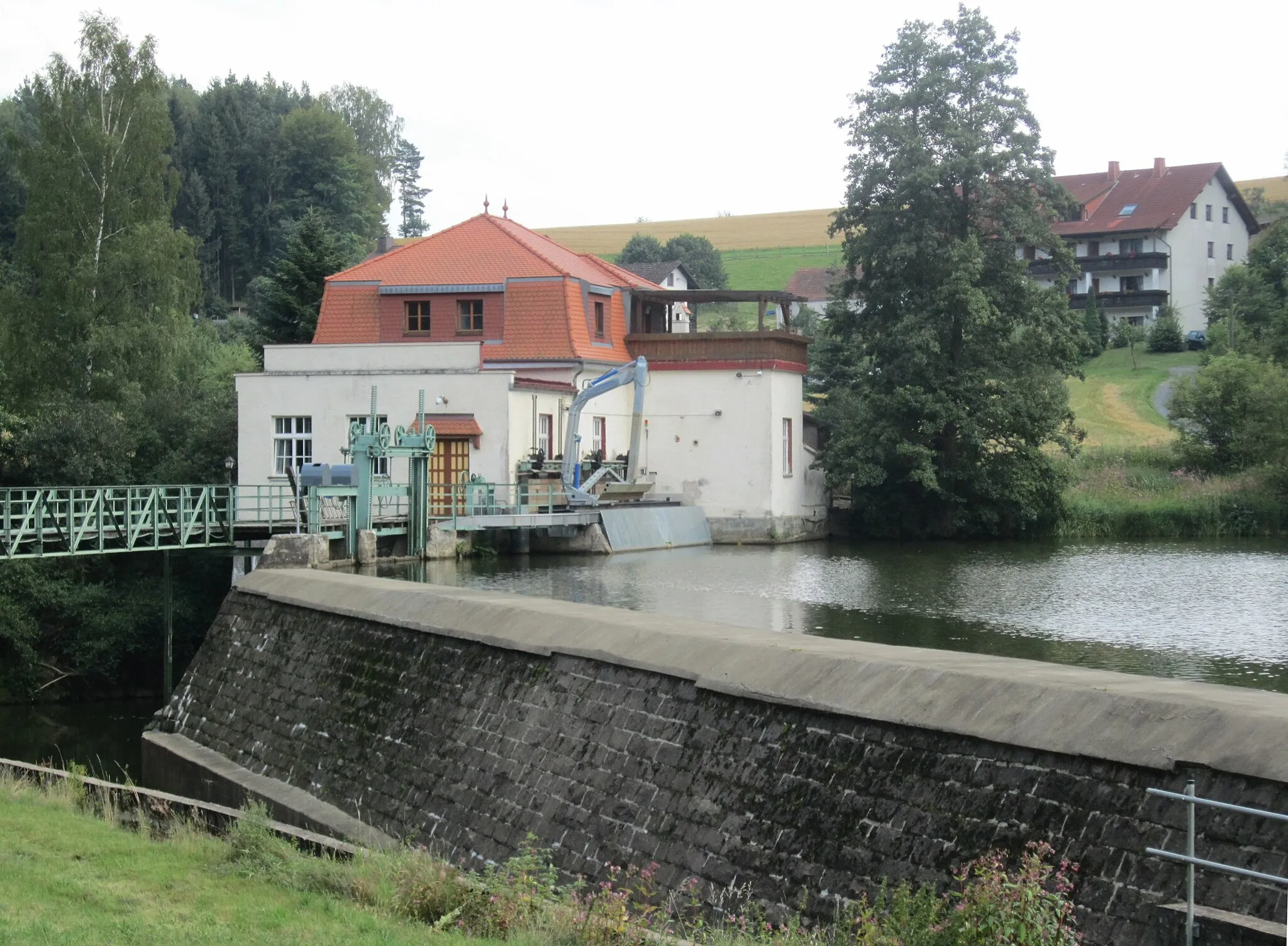 Photo showing: Neuhaus an der Eger Dam with a hydroelectric power plant
