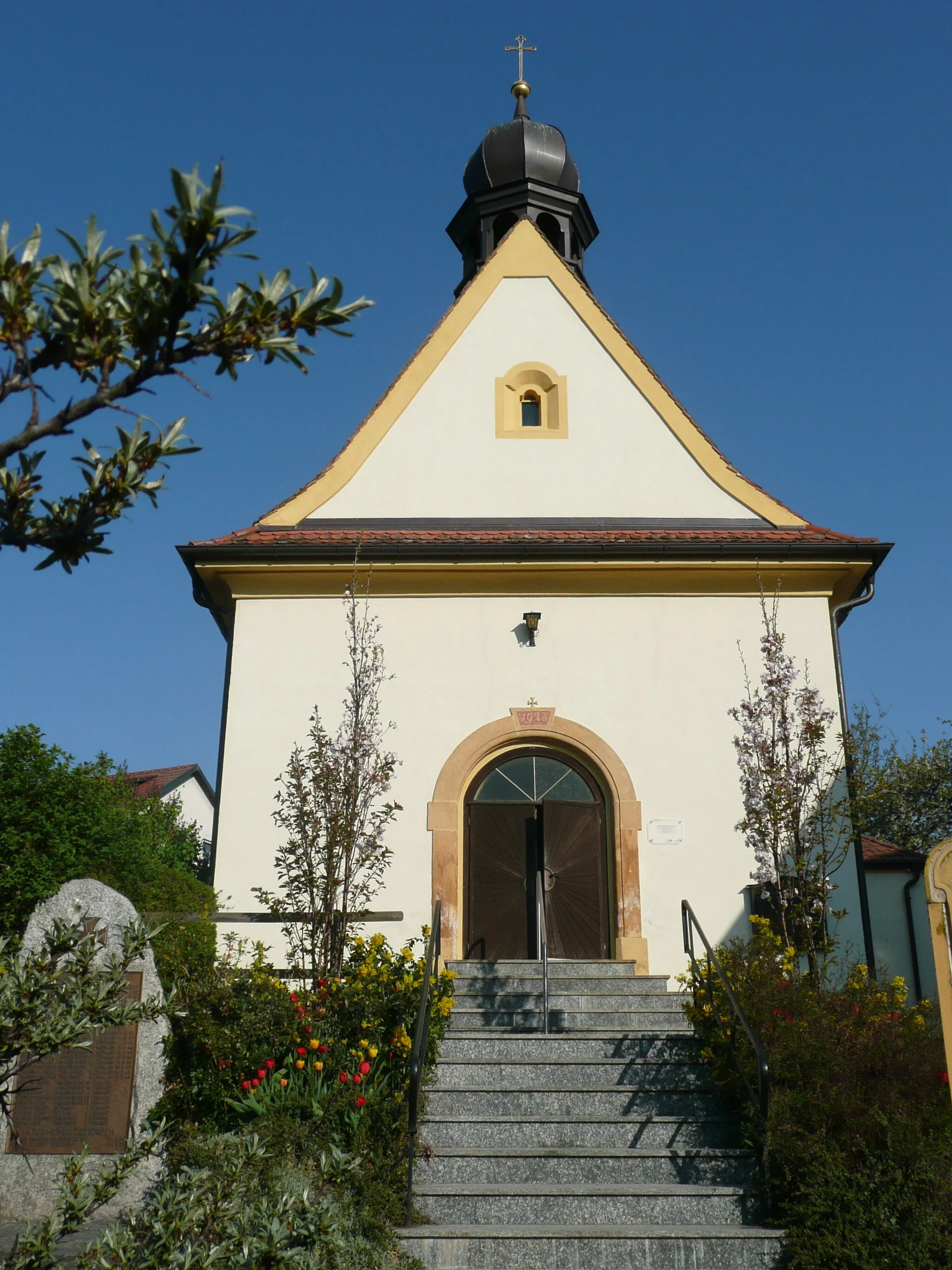 Photo showing: Dorfkirche Massenricht Frontansicht mit Kriegerdenkmal