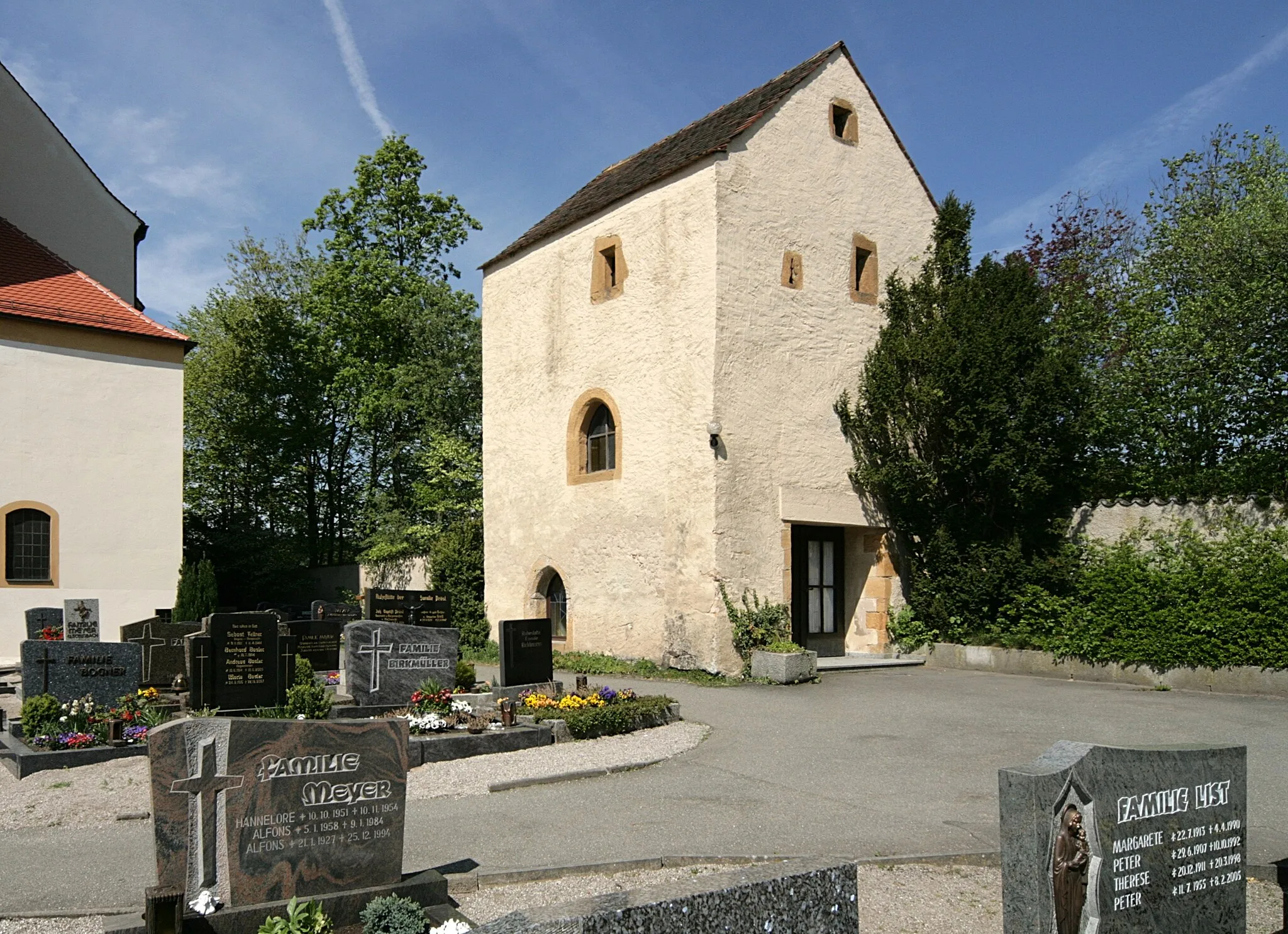 Photo showing: Leichenhaus im Friedhof von Hirschau-Ehenfeld, ehemaliger Wehrturm der Befestigung um die Kirche