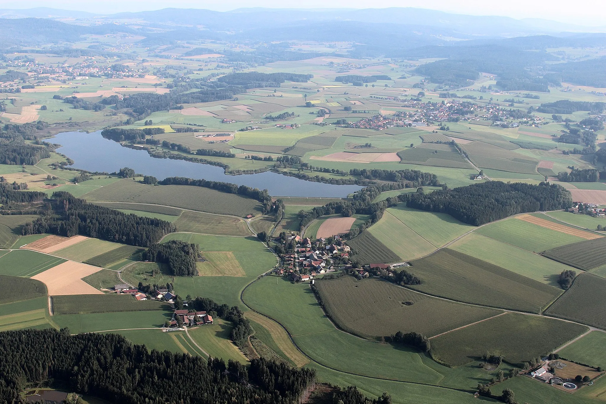 Photo showing: Witzelsmühle (Bildmitte), Grubhof (Vordergrund links), Silbersee, Treffelstein (im Hintergrund rechts), Tiefenbach (im Hintergrund links); Landkreis Cham, Oberpfalz, Bayern