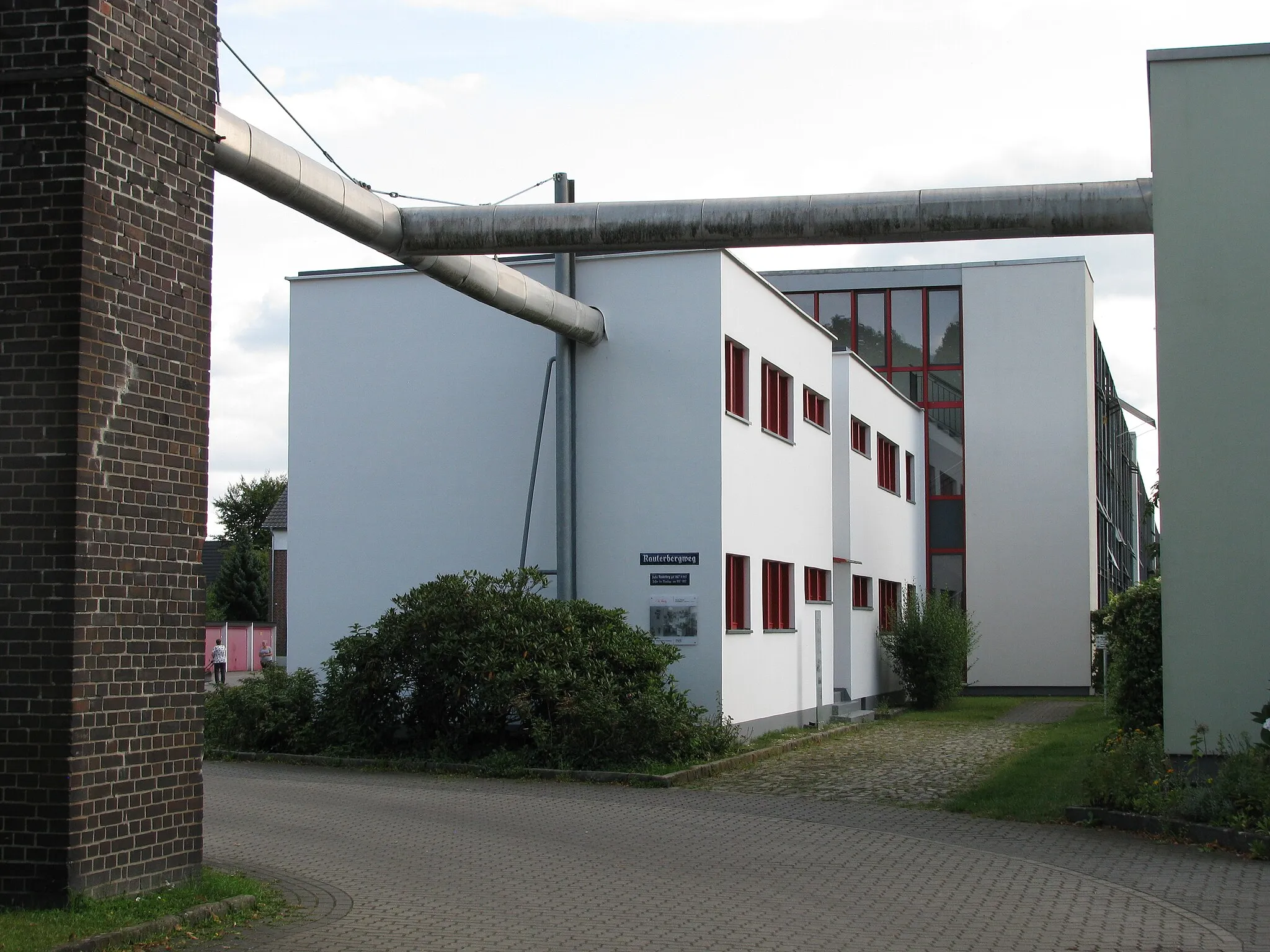 Photo showing: die Wärmeleitungen vom Heizwerk der Siedlung Blumläger Feld in Celle zu der Häuserzeile Rauterbergweg hinten und Galgenberg rechts