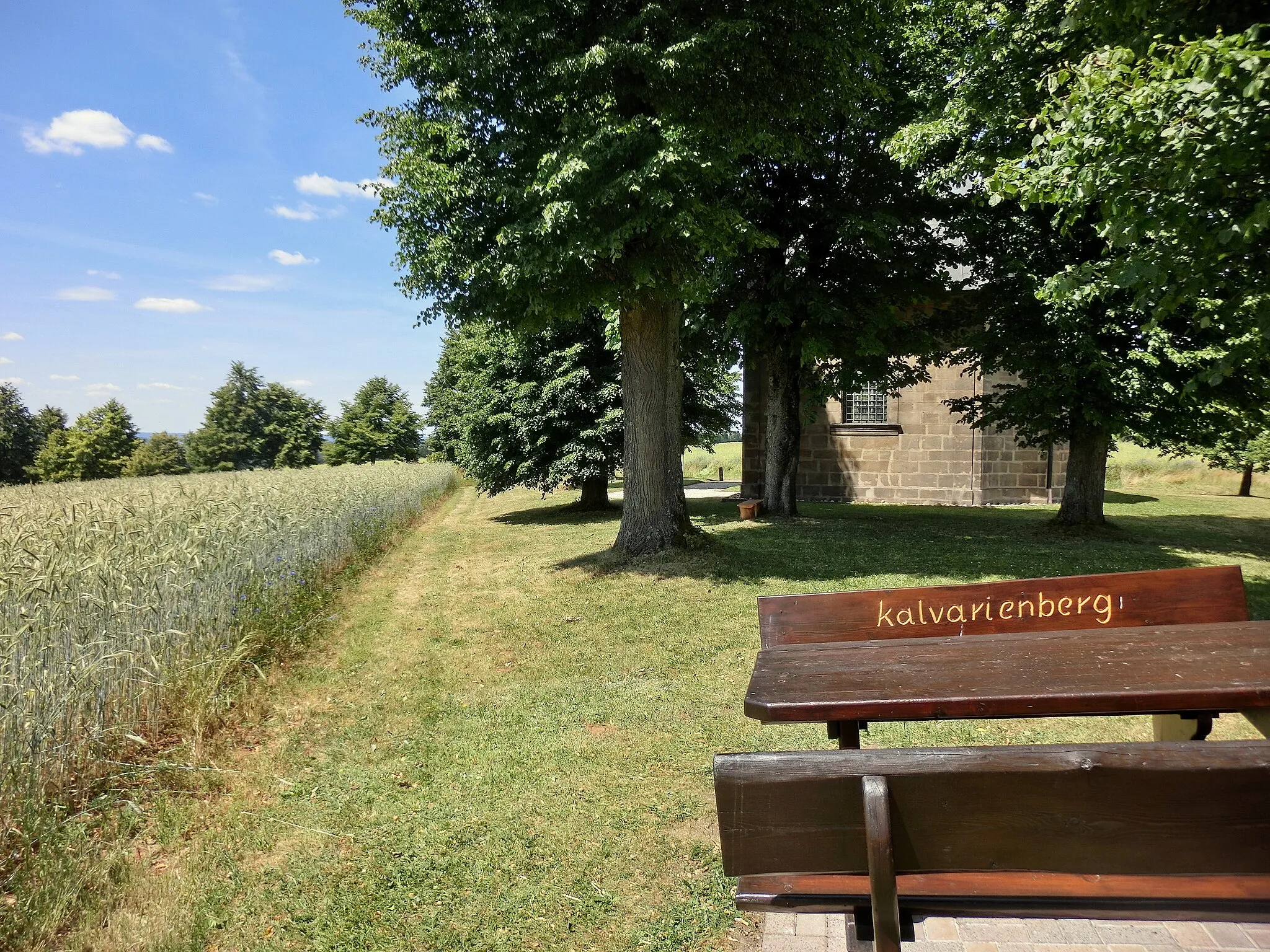 Photo showing: Rastplatz mit Kapelle