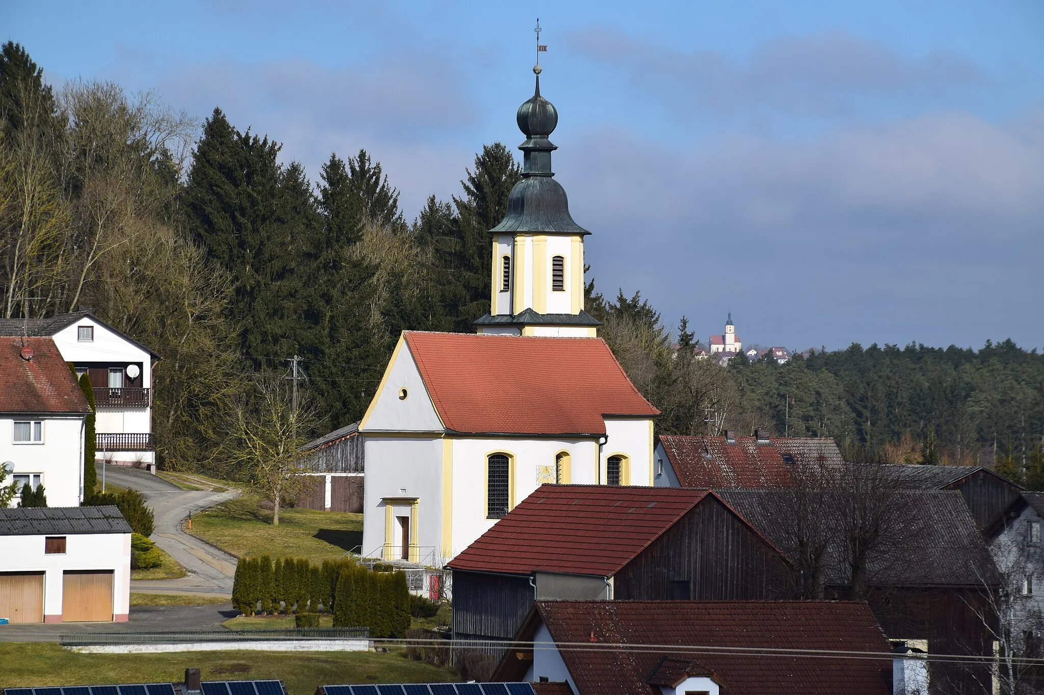 Photo showing: zentralisierender Saalbau mit segmentbogig ausgreifenden Längsseiten, eingezogener, stichbogig schließender Apsis, Pilasterportal und Flankenturm mit Glockenhaube und Zwiebel