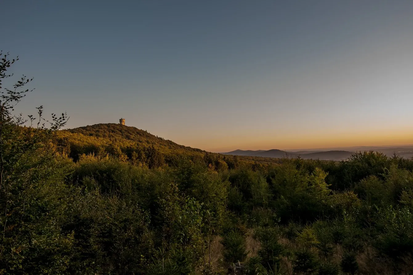 Photo showing: Díky vojenské věži je v panoramatu Českého lesa vrchol Velký Zvon snadno rozeznatelný.