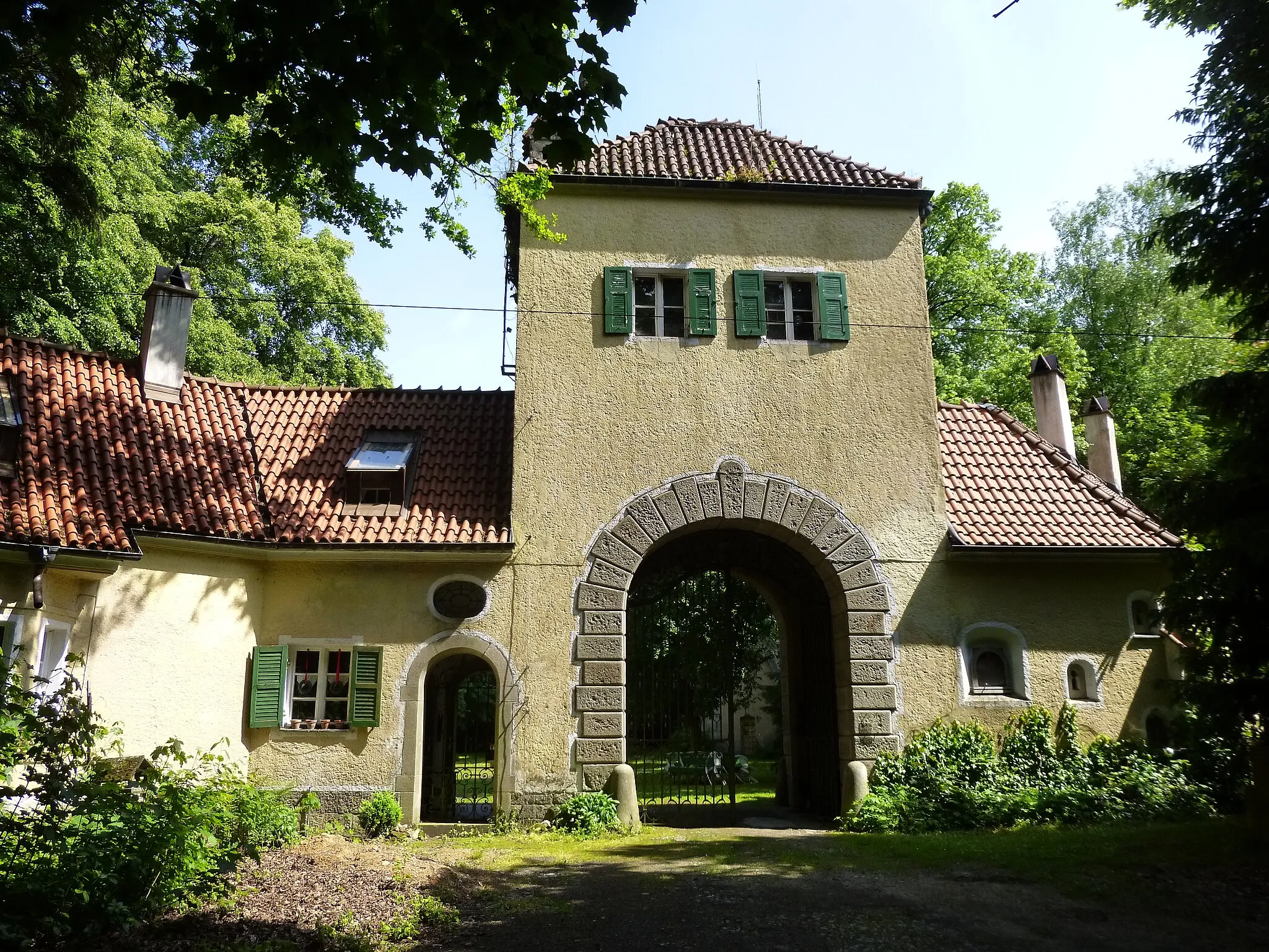 Photo showing: Haupttor des Neuen Schloss Steinach in Wolfsdrüssel 2 bzw. Helmberg 2. Das Schlosses verfügt über Nebengebäude und eine Parkanlage. Es gehört zur Liste der Baudenkmäler in Steinach.