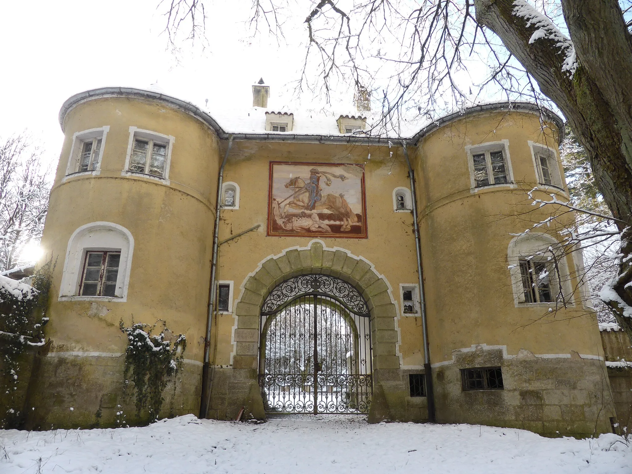 Photo showing: Blick auf ein Aussentor am "Neuen Schloss Steinach", Landkreis Straubing-Bogen. Aufnahme vom Januar 2016
