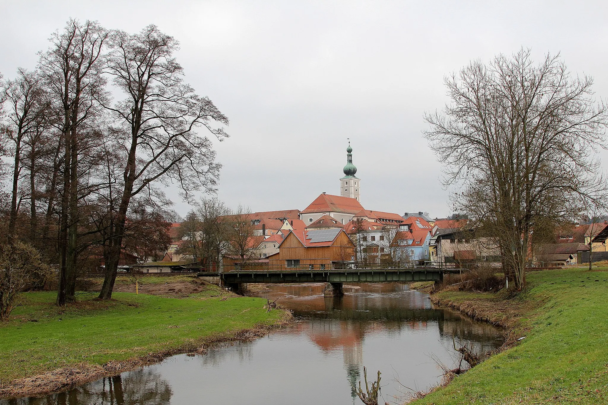 Photo showing: Pressath (im Hintergrund die katholische Pfarrkirche St. Georg, im Vordergrund der Fluss Haidenaab, der sich bei Luhe-Wildenau mit der Waldnaab zum Fluss Naab vereinigt), Landkreis Neustadt an der Waldnaab, Oberpfalz, Bayern (2015)