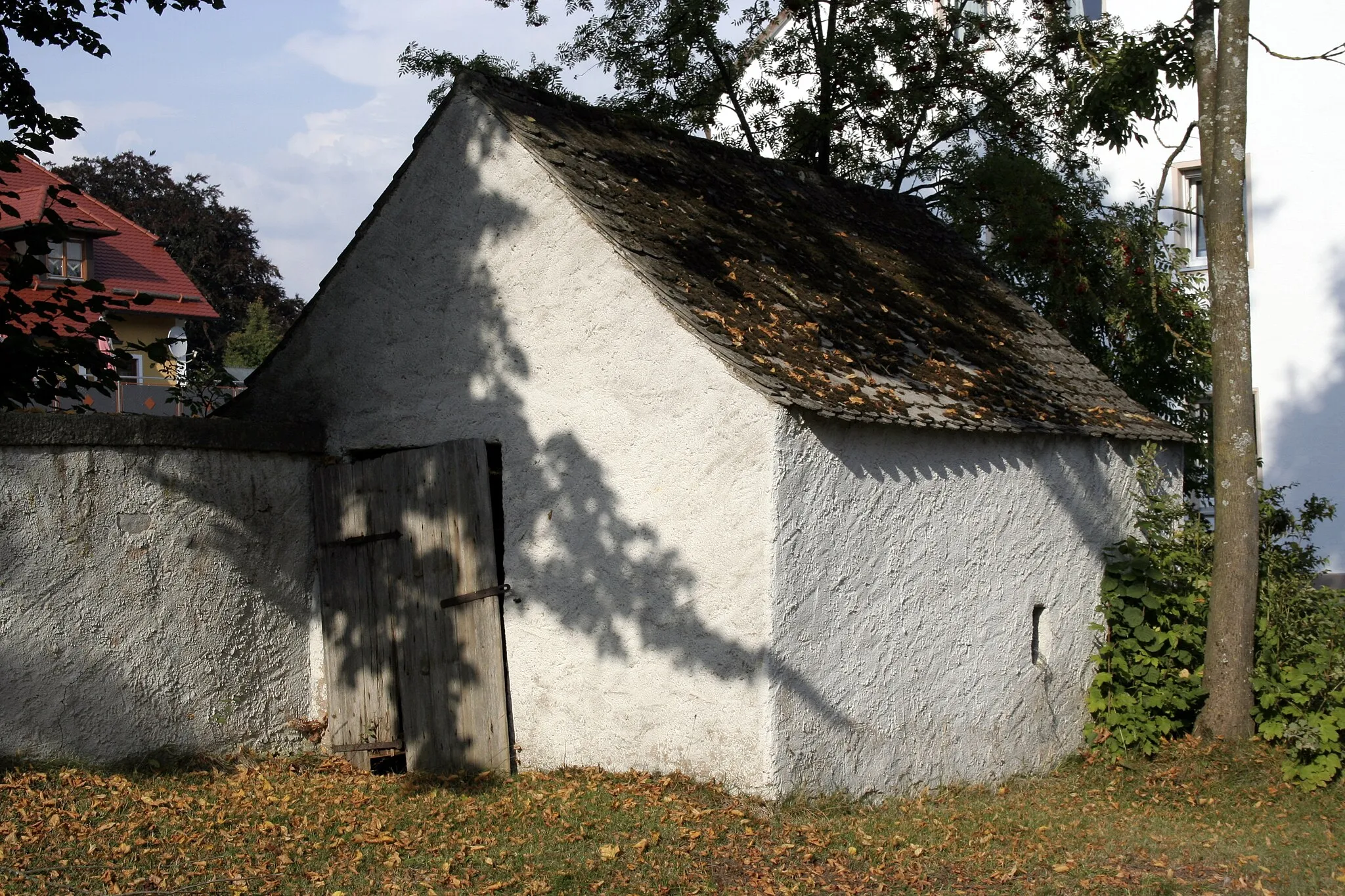 Photo showing: Heritage Building; Germany; Bavaria; Upper Palatinate; administrative district Neustadt a.d. Waldnaab, Lennesrieth; Shed in the Cruchyard of gothic succursal church  St. Jakob (D-3-74-165-26)