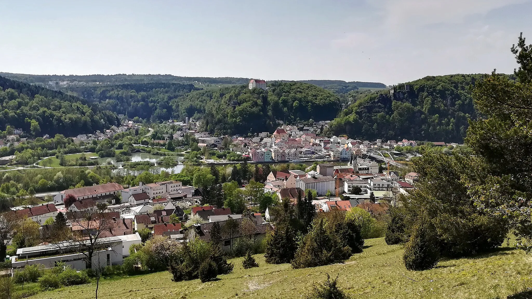 Photo showing: Riedenburg ist eine Stadt im niederbayerischen Landkreis Kelheim und liegt im Altmühltal am Fuße der Rosenburg und der beiden Ruinen Rabenstein und Tachenstein.