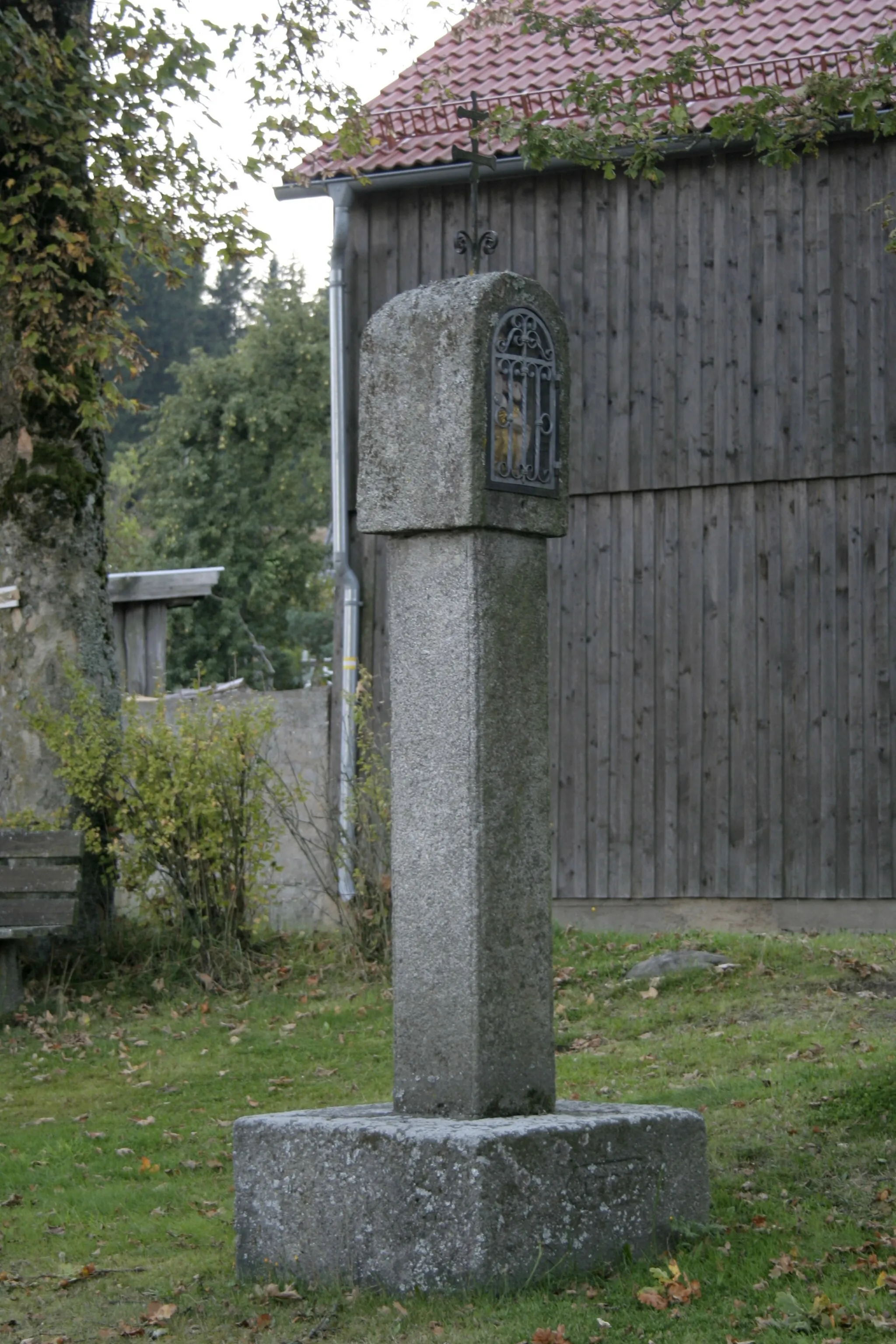 Photo showing: Baudenkmal Deutschland; Bayern; Oberpfalz; Neustadt a.d.Waldnaab;Waldthurn; Bildstock Oberbernrieth Granitpfeiler mit Postament, Laterne mit halbrunder Bildnische, darin hölzerne Pietà, bez. 1777.