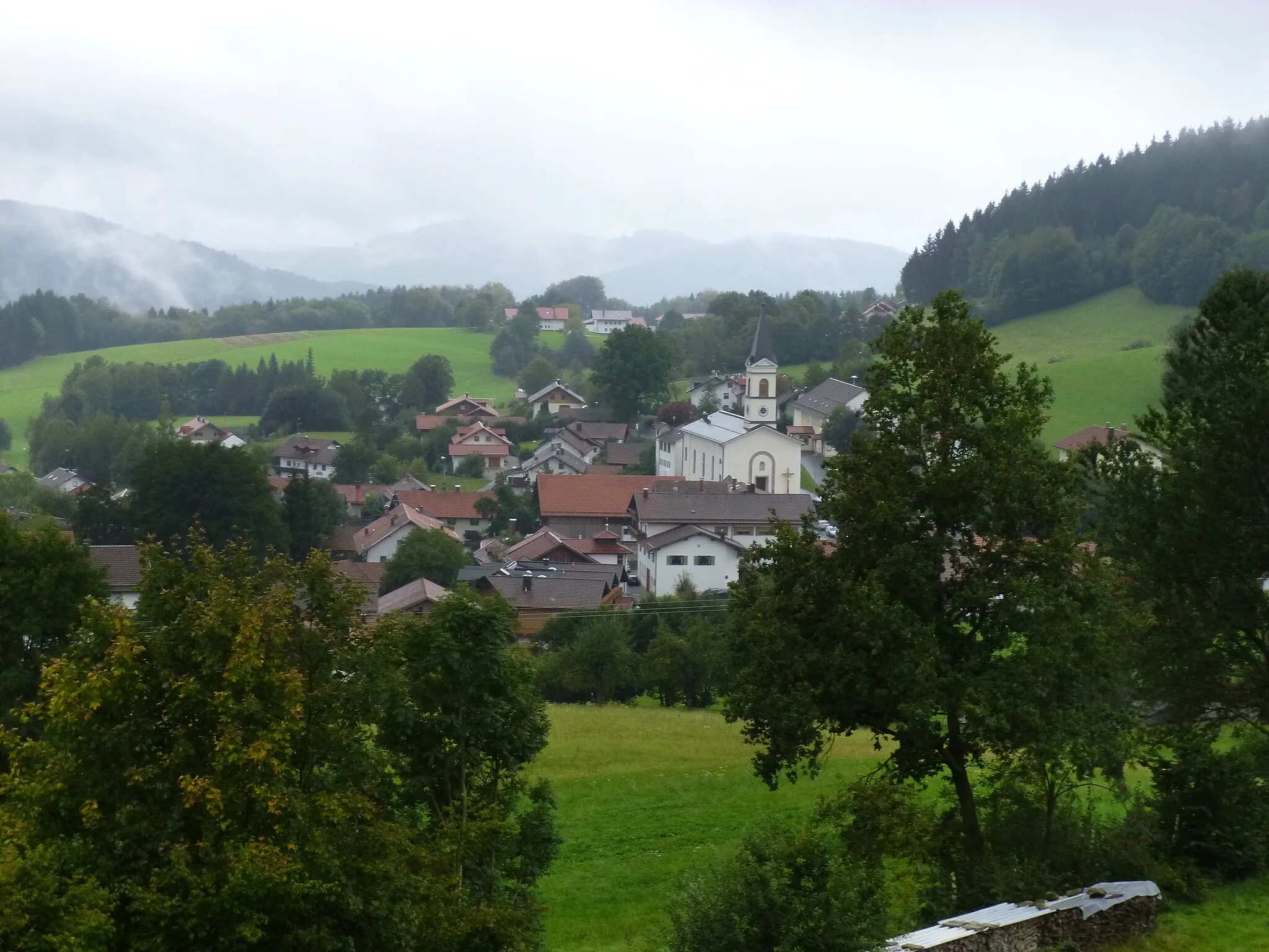 Photo showing: Blick auf die Ortschaft Elisabethszell mit der Pfarrkirche St. Elisabeth.
Elisabethszell ist ein Ortsteil der Gemeinde Haibach im Landkreis Straubing-Bogen in Niederbayern.