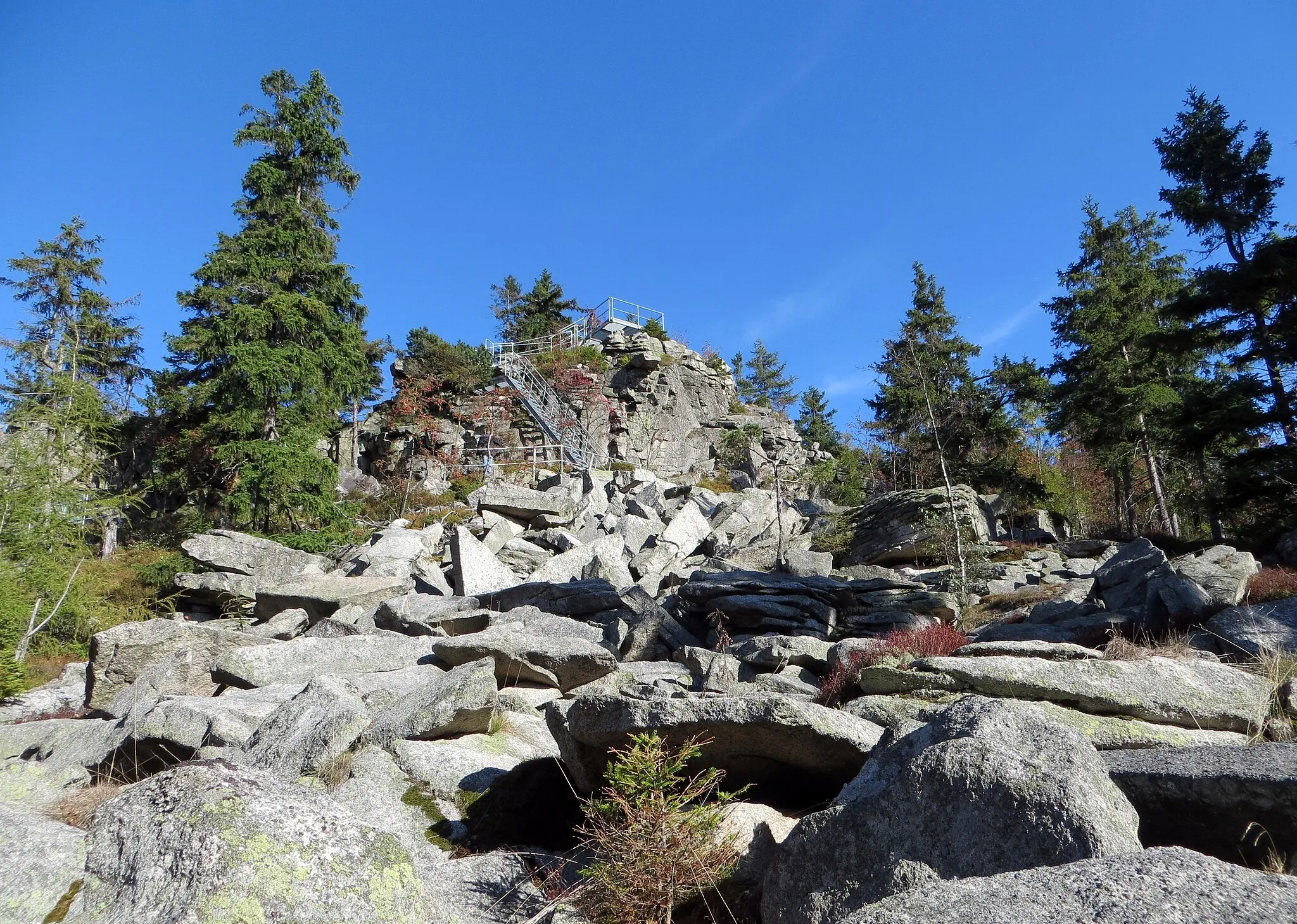 Photo showing: Das Blockmeer am 858m hohen Saubadfelsen, verdankt dem Zerfall einer größeren Felsburg. Durch die Einwirkung von intensivem Frost während des Eiszeitalters ist die einstige Felsburg bis auf ihren Kernbereich zum größten Teil zusammengefallen.